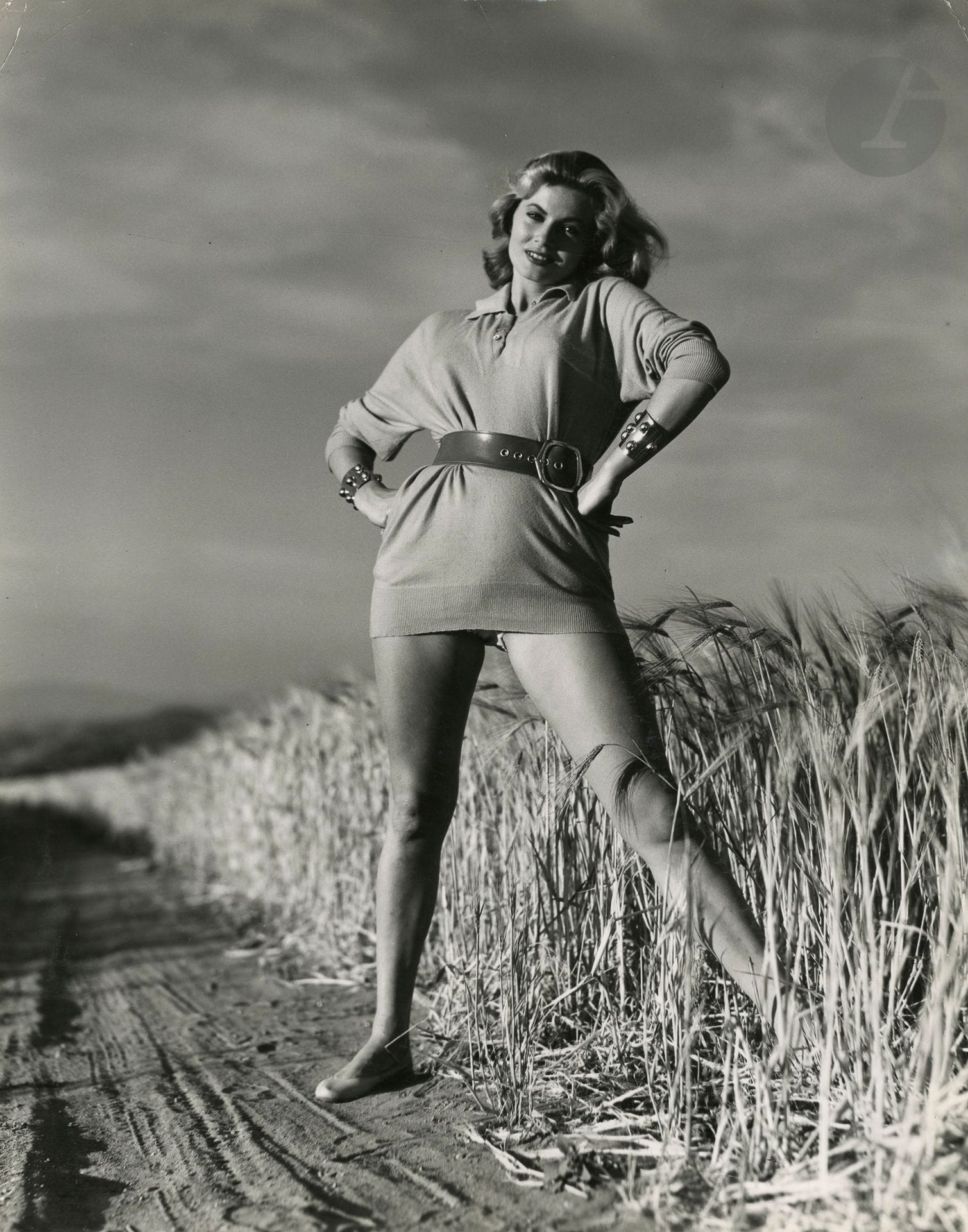 André De Dienes (1913-1985)
Anita Ekberg, 1954.
Épreuve argentique d'époque. Tampon "Photo André de Dienes - Hollywood 46, California", et tampon d'agence, date, annotations manuscrites au verso.
34,5 x 27,2 cm

André De Dienes (1913-1985)
Anita Ekberg, 1954.
Vintage gelatin silver print. Stamp "Photo André de Dienes - Hollywood 46, California", and press stamp, date, handwritten annotations on verso.
34.5 x 27.2 cm