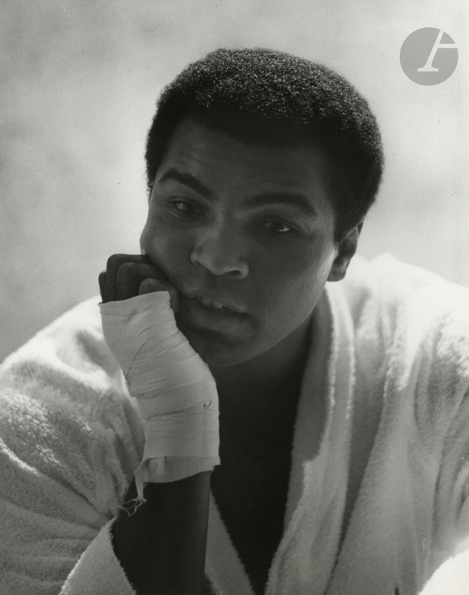 Photographe non identifié 
Mohamed Ali (The greatest), c. 1960. 
Épreuve argentique d'époque. Légende manuscrite au verso. 
Image : 24,2 x 19,2 cm 
Feuille : 25,5 x 20,5 cm 

Unidentified photographer 
Mohamed Ali (The greatest), c. 1960. 
Vintage gelatin silver print. Caption on verso. 
Image: 24.2 x 19.2 cm 
Sheet: 25.5 x 20.5 cm