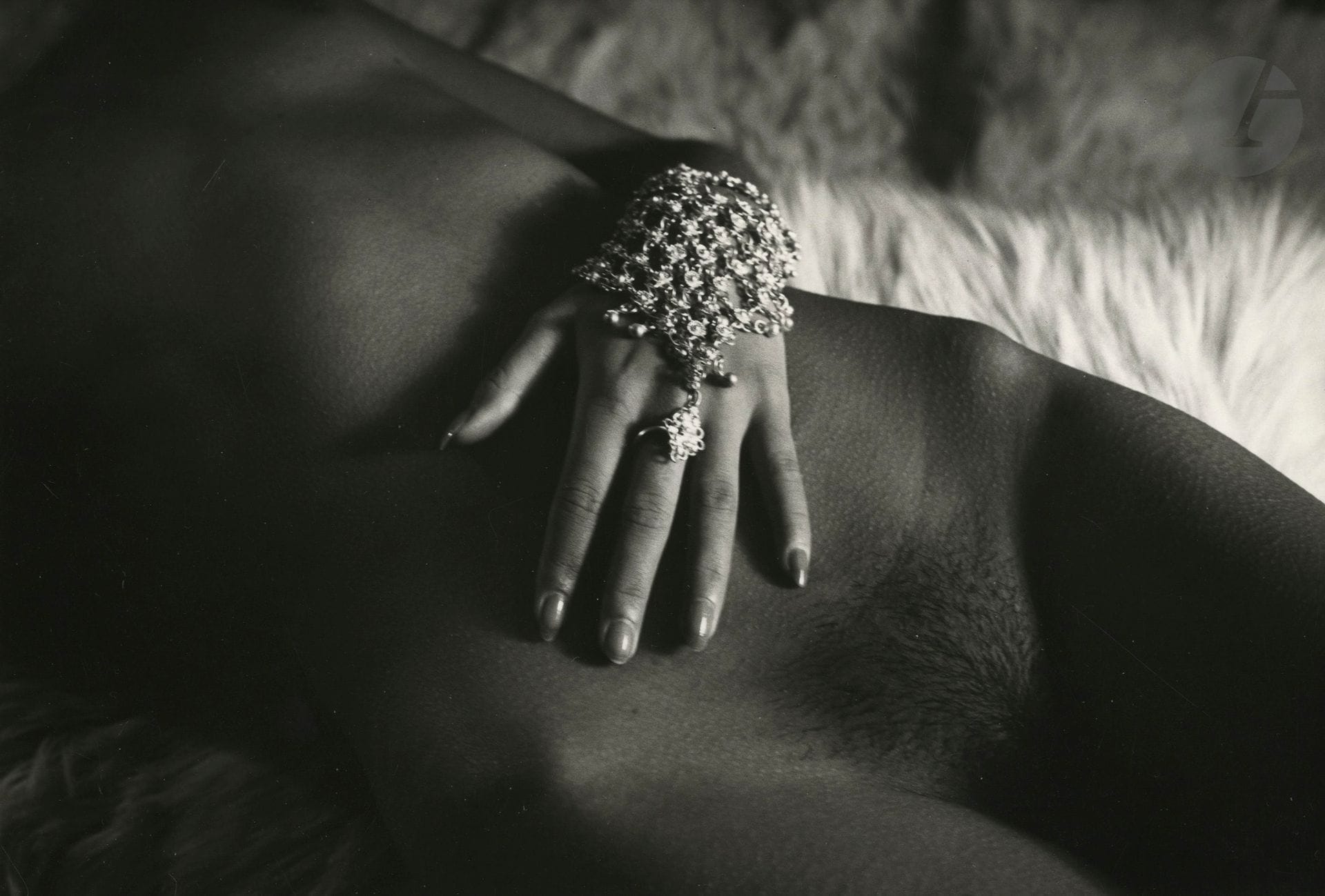 Colin Osman (1926) 
Nu féminin aux bijoux, 1965. 
Épreuve argentique d'époque. Tampon (partiellement effacé) et crédit du photographe, date au verso. 
Image : 12,8 x 19 cm 
Feuille : 20,5 x 25,2 cm 

Colin Osman (1926) 
Nude with jewels, 1965. 
Vintage gelatin silver print. Stamp (partially erased) and photographer's credit, dated on verso. 
Image: 12.8 x 19 cm 
Sheet: 20.5 x 25.2 cm