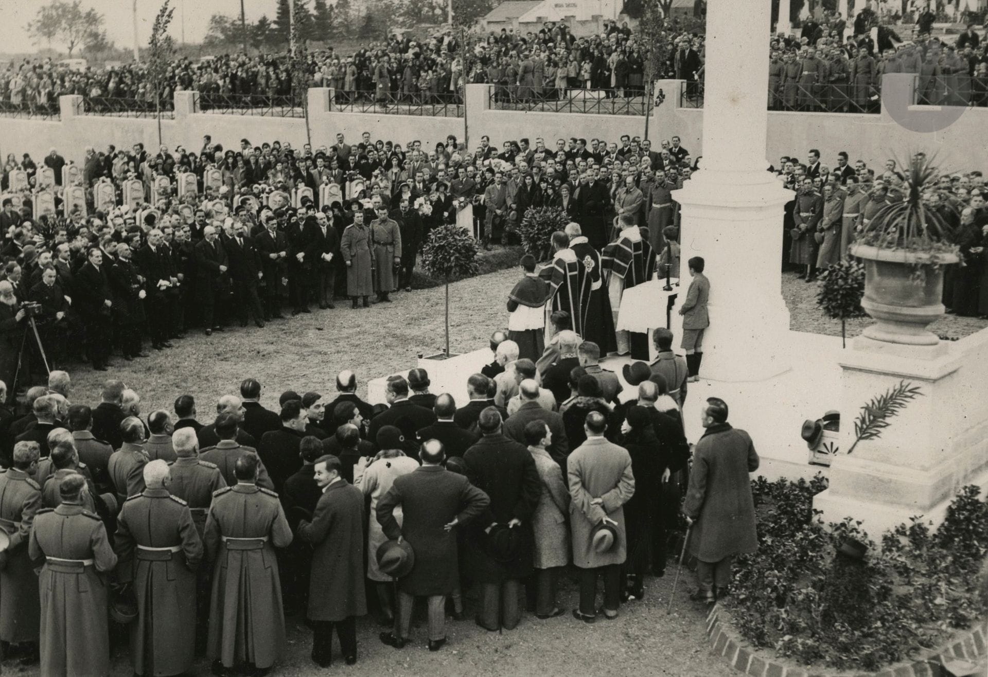Photographe non identifié 
Royaume de Yougoslavie. Belgrade, 1930.
11 Novembre 1930, Beograd. 
Cérémonie de comémoration. Stèle aux soldats français morts pour la France. Messe. Cimetière. Musiciens. L’inauguration du monument de reconnaissance à la France. 12e anniversaire de l’armistice de Rethondes. La mémoire de la Grande Guerre au service de l'action politique et diplomatique. Le roi Alexandre I er et sa femme. Types en costumes traditionnels.  
Album in-4 oblong, titré sur le premier plat, composé de 59 épreuves argentiques, contrecollées sur cartons. Note tapuscrite sur étiquette sur le page de garde "Édité par le bureau central de presse de la présidence du conseil". 
Formats : de 12 x 13,5 à 18 x 13 cm 

Unidentified photographer 
Kingdom of Yugoslavia. Belgrade, 1930.
11 November 1930, Beograd. 
Commemoration ceremony. Stele to the French soldiers who died for France. Mass. Cemetery. Musicians. Inauguration of the monument of gratitude to France. 12th anniversary of the armistice of Rethondes. The memory of the Great War in the service of political and diplomatic action. King Alexander I and his wife. Types in traditional costumes.  
Album oblong 4to titled on the first plate composed of 59  gelatin silver prints, mounted on cardboard. Typewritten note on label on the cover page "Édité par le bureau central de presse de la présidence du conseil". 
Dimensions : from 12 x 13.5 to 18 x 13 cm