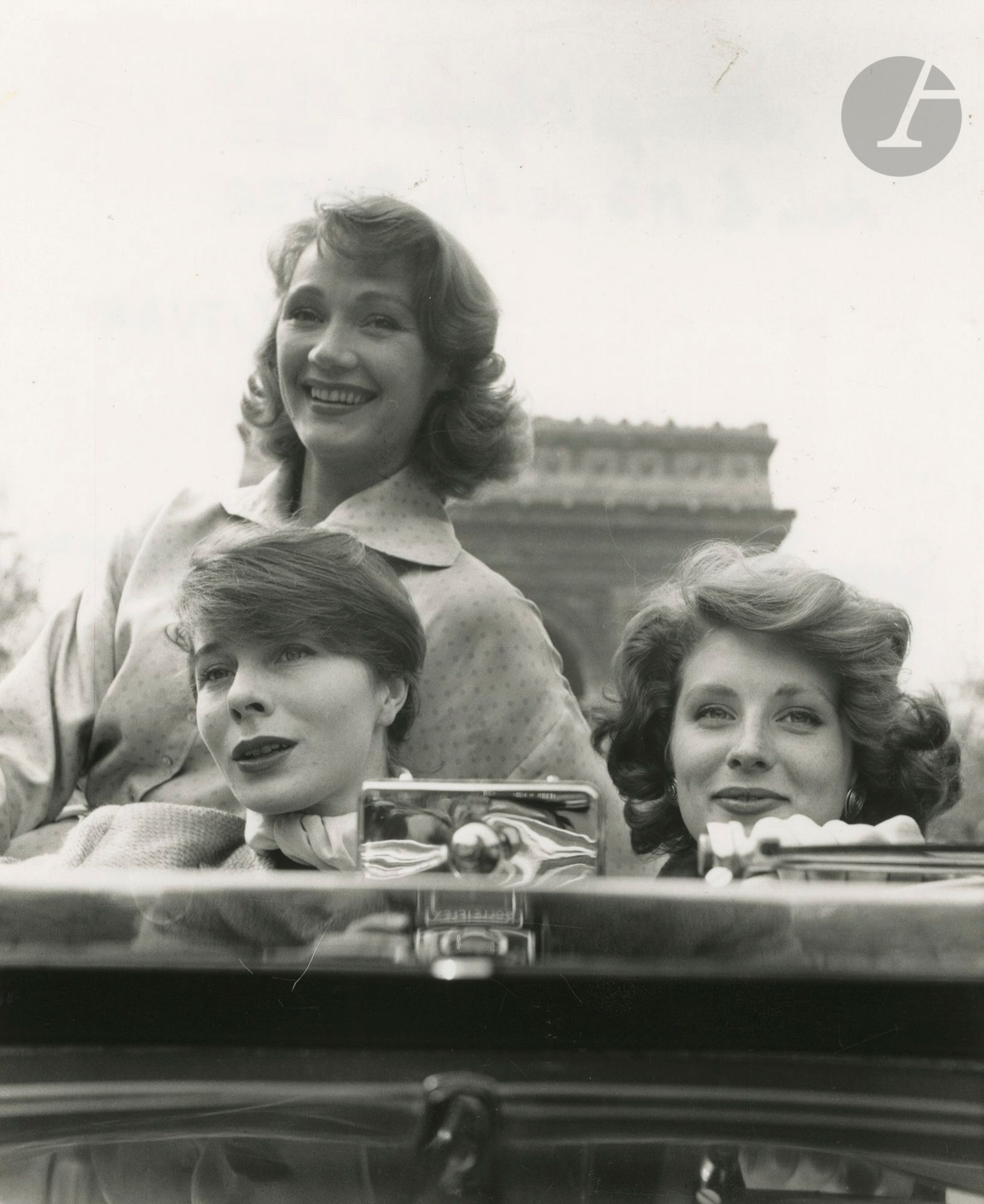 Jean Marquis (1926 - 2019) 
Avenue des Champs-Élysées. Paris, 1954. 
Dans la MG de Suzy Parker, Sophie Litvak, Bettina (Graziani). 
Épreuve argentique d'époque. Tampon du photographe, annotations et date manuscrites au verso. 
18 x 12,5 cm 

Jean Marquis (1926 - 2019) 
Paris. Champs-Élysées avenue, 1954. 
Dans la MG de Suzy Parker, Sophie Litvak, Bettina (Graziani). 
Vintage gelatin silver print. Photographer's stamp, handwritten annotations and date on verso. 
18 x 12.5 cm