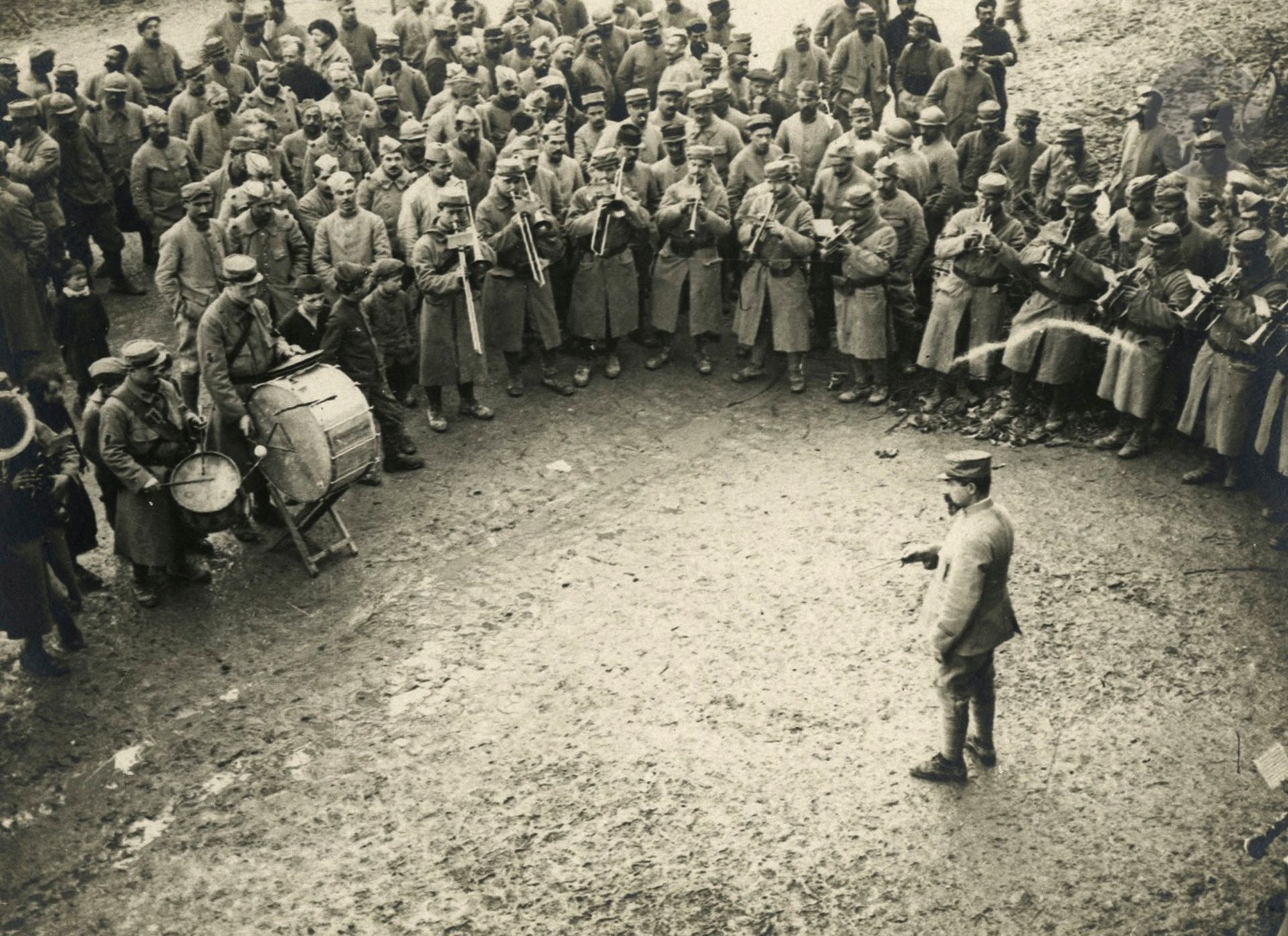 Photographe de l'armée
Première Guerre mondiale, 1914-1918. 
Section photographique de l'armée. 
Région de Verdun. Arrivée du général Joffre. Sur les lignes. Moselle. Meuse. Salonique. Troupe au repos. Toulon. Les Torpilleurs. Troupes de la relève. Ateliers des machines.  Atelier d'Artillerie. 
Album in-4 oblong, titré sur le premier plat, composé de 19 épreuves argentiques d'époque, contrecollées sur cartons. Légendes manuscrites sur les montages. 
Format moyen : 9,5 x 13,5 cm 

Army photographer
World War I, 1914-1918. 
Section photographique de l'armée. 
Région de Verdun. Arrivée du général Joffre. Sur les lignes. Moselle. Meuse. Salonique. Troupe au repos. Toulon. Les Torpilleurs. Troupes de la relève. Ateliers des machines.  Atelier d'Artillerie. 
Album, 4to oblong, titled on the cover, composed of 19 vintage gelatin silver prints, mounted on cardboard. Handwritten captions on mounts. 
Average size: 9.5 x 13.5 cm