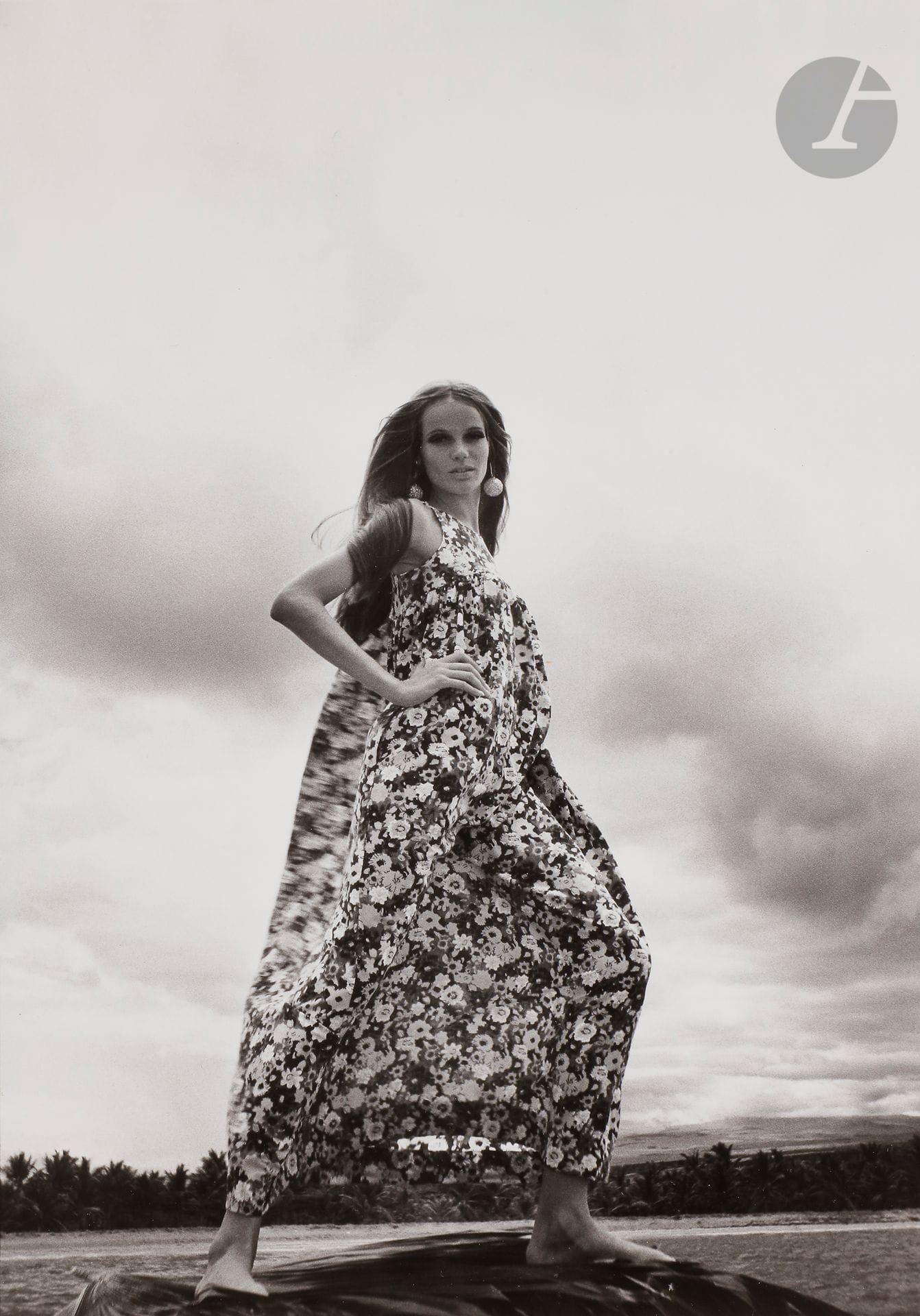 Franco Rubartelli (1937)
Veruschka pour Vogue,  juillet 1968.
Paraiso Beach, Saint-Domingue, République Dominicaine.
Épreuve argentique (c. 1980). Tampon du photographe à l'encre rouge et signature au crayon par Veruschka au verso. 
43 x 35,5 cm 

Franco Rubartelli (1937)
Veruschka for Vogue, July 1968.
Paraiso Beach, Santo Domingo, Dominican Republic.
Gelatin silver print (c. 1980). Photographer's stamp in red ink and Veruschka's pencil signature on verso. 
43 x 35.5 cm