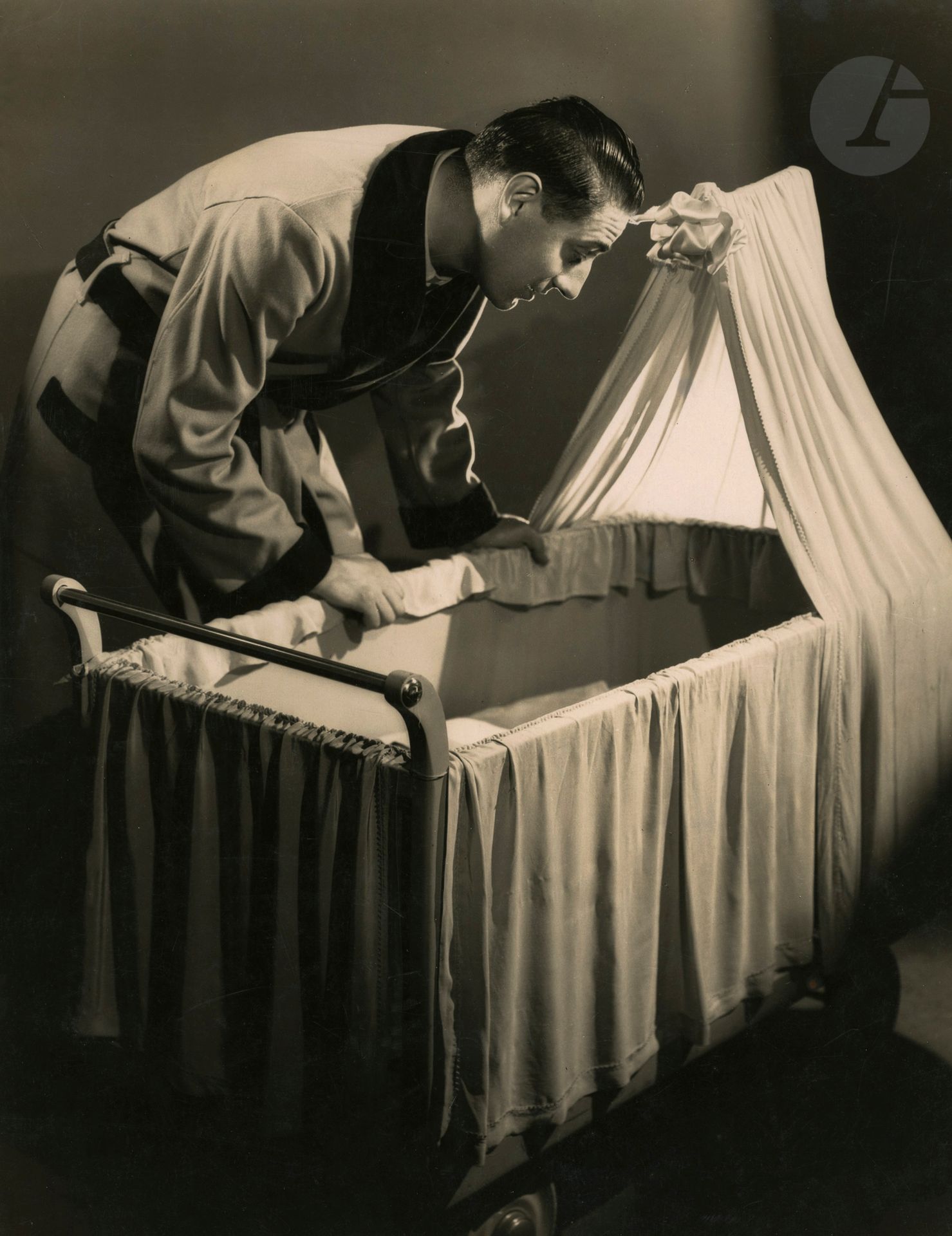 François Kollar (1904-1979
)Father over a cradle, c. 1930. 
Period silver print. Photographer's stamp on verso. 
28.5 x 22.5 cmFrançois

Kollar (1904-1979)
Father and Cradle, c


. 1930.


 
Vintage gelatin silver print. Photographer's stamp on verso. 
28.5 x 22.5 cm







