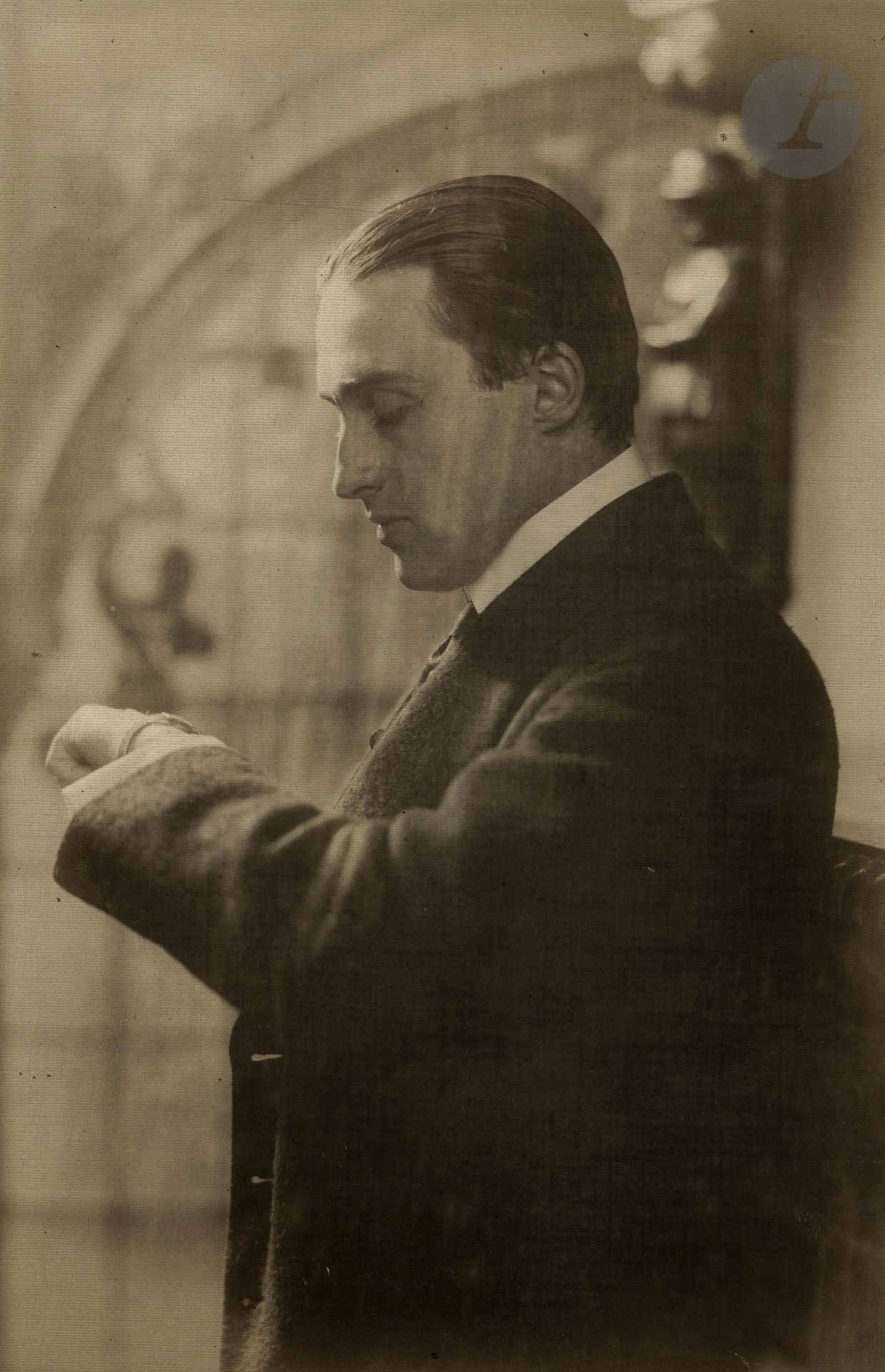 Charles Gerschel (1871-1948) 
Portrait d'homme, c. 1910. 
Épreuve argentique d'époque, contrecollée sur papier et sur carton. Signature du photographe sur le montage. 
22 x 14,2 cm 

Charles Gerschel (1871-1948) 
Portrait of a Man, c. 1910. 
Vintage gelatin silver print, mounted on paper and cardboard. Photographer's signature on mount. 
22 x 14.2 cm
