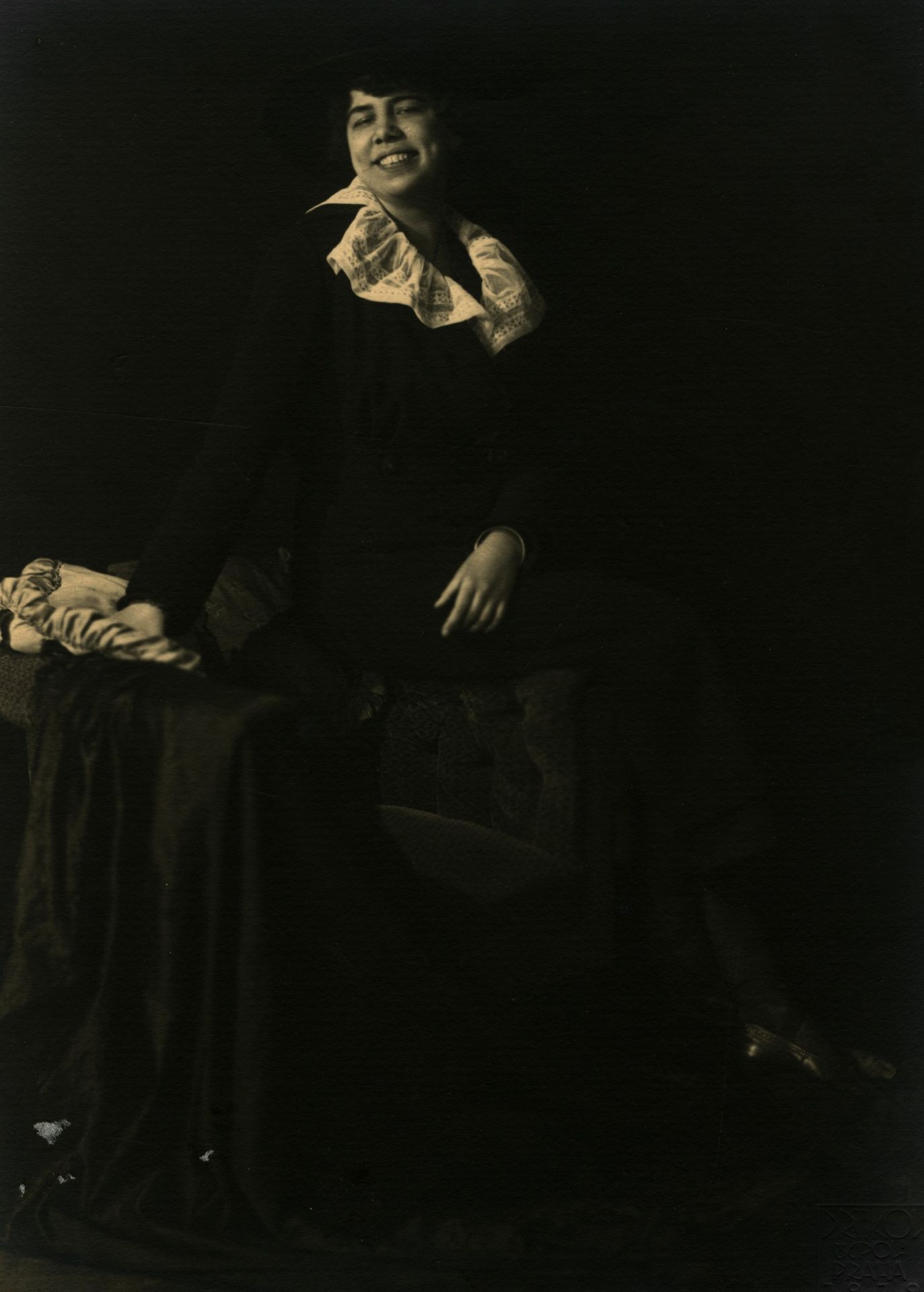 Frantisek Drtikol (1883-1961)
Ervina Kupferova, 1919. 
Épreuve argentique d'époque. Timbre sec daté en bas droite. 
22,5 x 16,3 cm

Frantisek Drtikol (1883-1961)
Ervina Kupferova, 1919. 
Vintage gelatin silver print. Dry stamp in lower right.  
22,5 x 16,3 cm