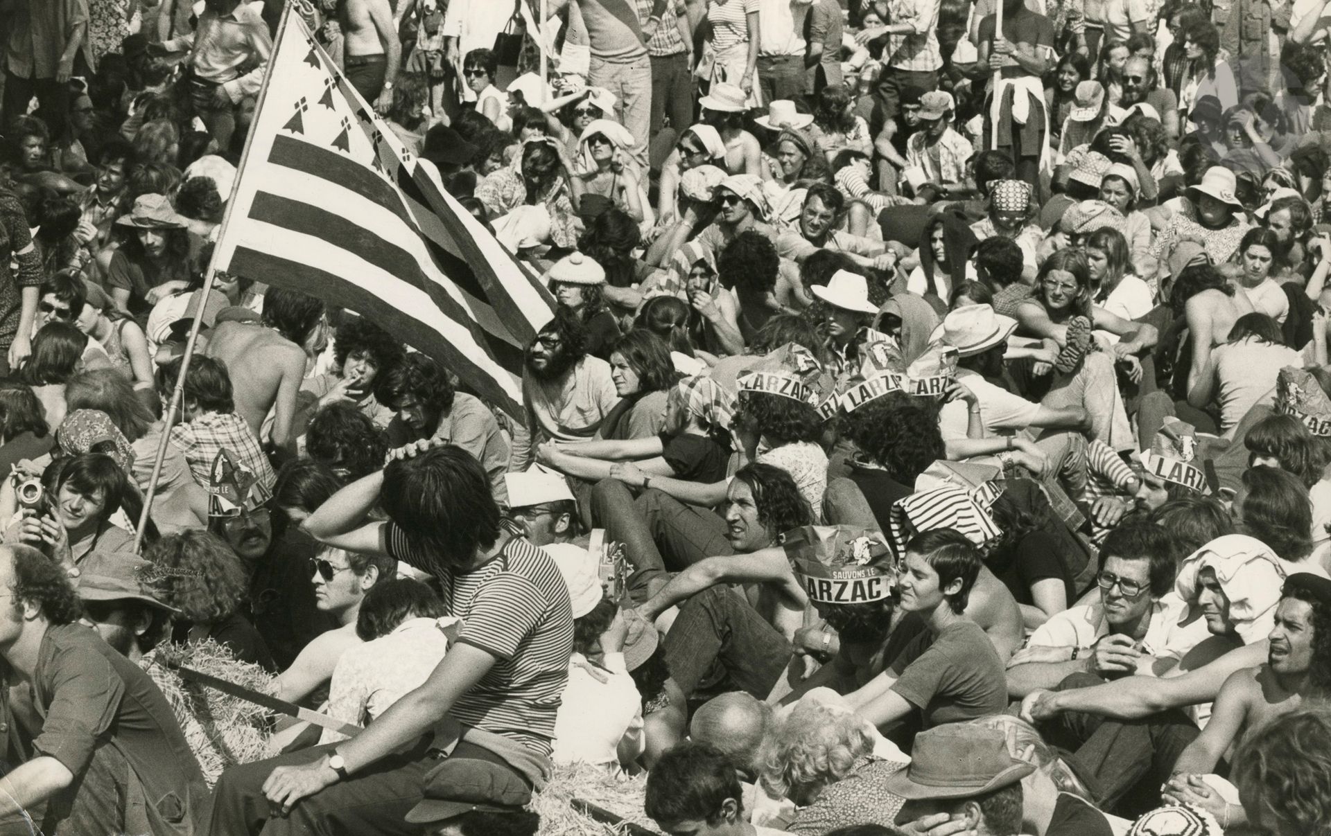 Jean-Paul Chaussé 
Manifestation du Larzac, c. 1971-1981. 
Épreuve argentique d'époque. Tampon de l'agence Sipahioglu et légende manuscrite au verso. 
20 x 30,5 cm 

Jean-Paul Chaussé 
Manifestation du Larzac, c. 1971-1981. 
Vintage gelatin silver print. Sipahiouglu's agency stamp and handwritten caption on verso. 
20 x 30.5 cm