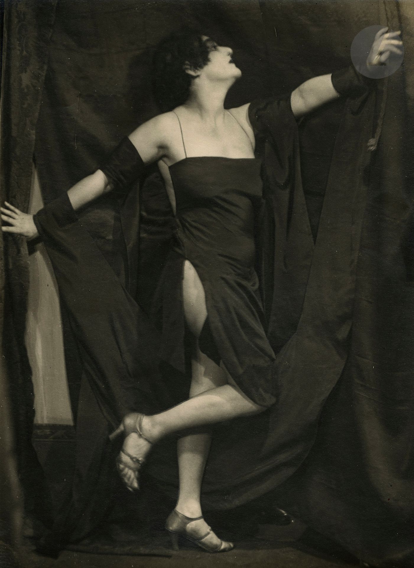 Photographe de presse
L'actrice Tatiana Pawlova portrant un costume de Alexandra Exter au Teatro Valle de Rome dans La donna sullo scudo, 1927. 
Deux épreuves argentiques d'époque. Tampons d'agences et légendes tapuscrites sur étiquettes aux versos. 
Format moyen : 16,5 x 22,5 cm 

Actrice russe naturalisée italienne, Tatiana Pawlova porte un costume de l'artiste constructiviste Alexandra Exter. Cette dernière présente ses oeuvres lors de l'exposition 5X5, en 1921, aux côtés de Varvara Stepanova et Alexander Rodchenko.

Press photographer
The actress Tatiana Pawlova wearing an Alexandra Exter's costume at the Teatro Valle in Rome in La donna sullo scudo, 1927. 
Two vintage gelatin silver prints. Press stamps and typed captions on labels on versos. 
Average size : 16.5 x 22.5 cm 

Tatiana Pawlova, a naturalized Italian Russian actress, wears a costume by the constructivist artist Alexandra Exter. Exter showed her works at the 5X5 exhibition in 1921, alongside Varvara Stepanova and Alexander Rodchenko.
