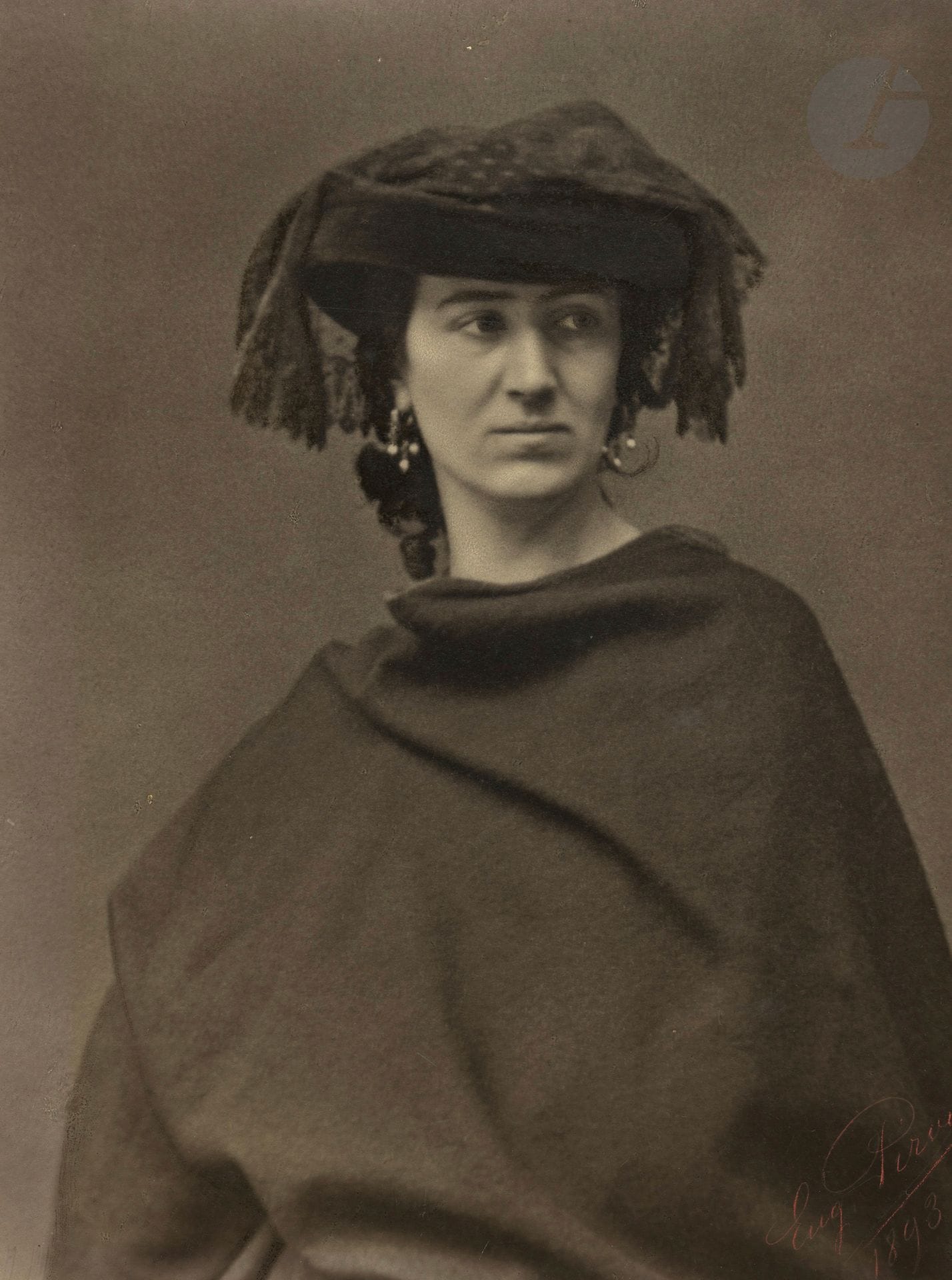 Eugène Pirou (1841-1909) 
Portrait de femme, 1893. 
Aristotype mat, contrecollé sur carton de photographe. Crédit et date du photogaphe en rouge en bas à droite de l'épreuve. 
28,8 x 22 cm 

Eugène Pirou (1841-1909) 
Portrait of a woman, 1893. 
Aristotype, mounted on photographer's cardboard. Credit of photographer and date in red at the bottom right of the print. 
28,8 x 22 cm