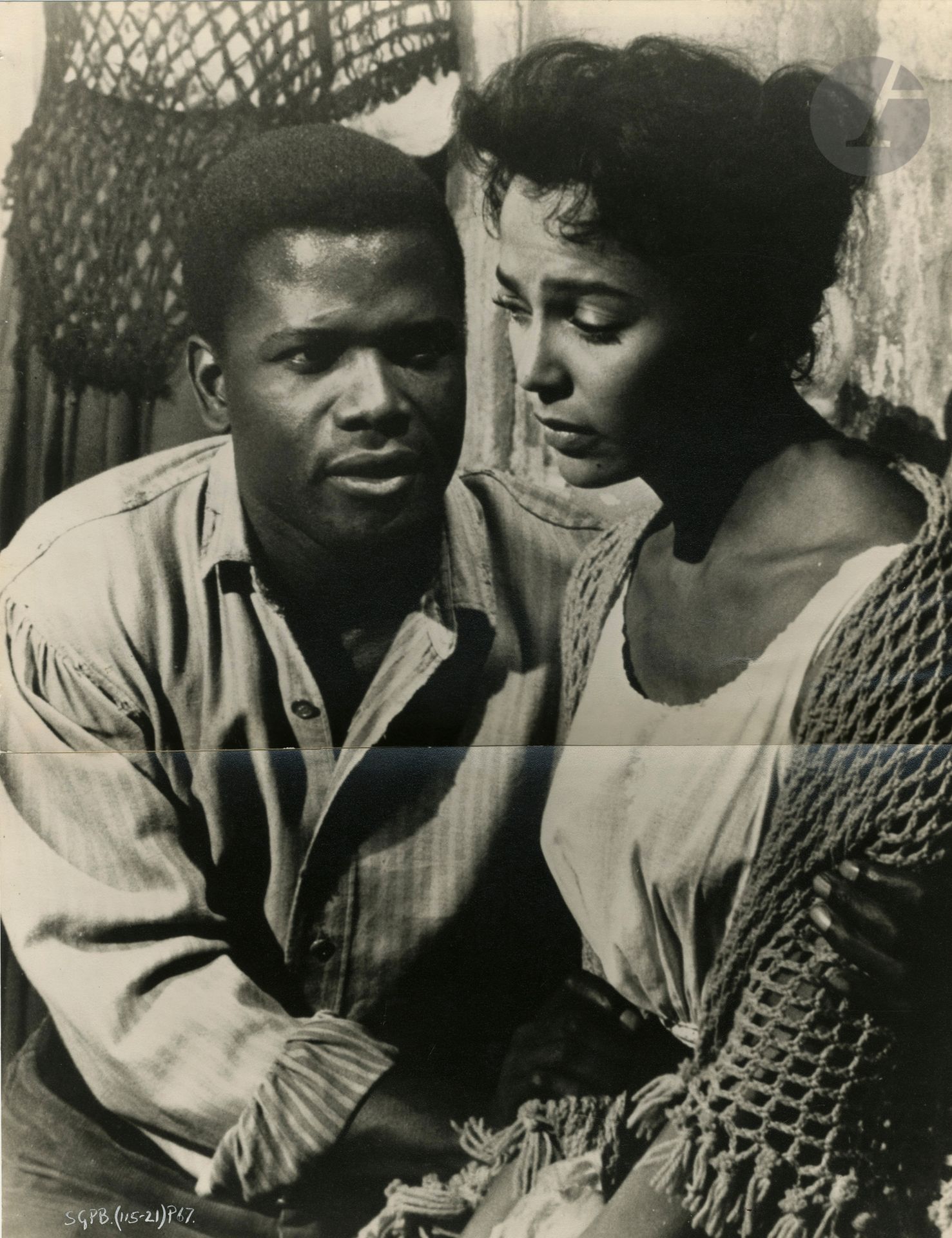 Leon Shamroy et divers 
Porgy and Bess de Otto Preminger, 1959.  
Sidney Poitier. Dorothy Dandridge. Sammy Davis Jr. Brock Peters. Pearl Bailey. 
25 épreuves argentiques. Tampons d'agences, légendes, dates et indications de recadrage aux versos. 
Formats : de 15,5 x 19,5 à 28 x 22 cm 
On joint un article sur feuillets tapuscrits dédié au film. 

Leon Shamroy and others 
Porgy and Bess by Otto Preminger, 1959.  
Sidney Poitier. Dorothy Dandridge. Sammy Davis Jr. Brock Peters. Pearl Bailey. 
25 gelatin silver prints. Press stamps, captions, dates and crop marks on verso. 
Dimensions : from 15.5 x 19.5 to 28 x 22 cm 
Included an article on a typed leaflet dedicated to the movie.