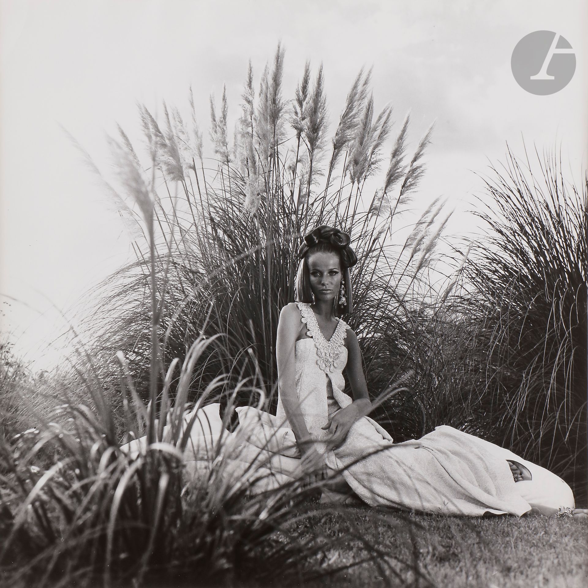 Franco Rubartelli (1937)
Veruschka pour Vogue,  juillet 1968.
Paraiso Beach, Saint-Domingue, République Dominicaine.
Épreuve argentique (c. 1980). Tampon du photographe à l'encre rouge et signature au crayon par Veruschka au verso. 
45,5 x 40,5 cm

Franco Rubartelli (1937)
Veruschka for Vogue, July 1968.
Paraiso Beach, Santo Domingo, Dominican Republic.
Gelatin silver print (c. 1980). Photographer's stamp in red ink and Veruschka's pencil signature on verso. 
45.5 x 40.5 cm