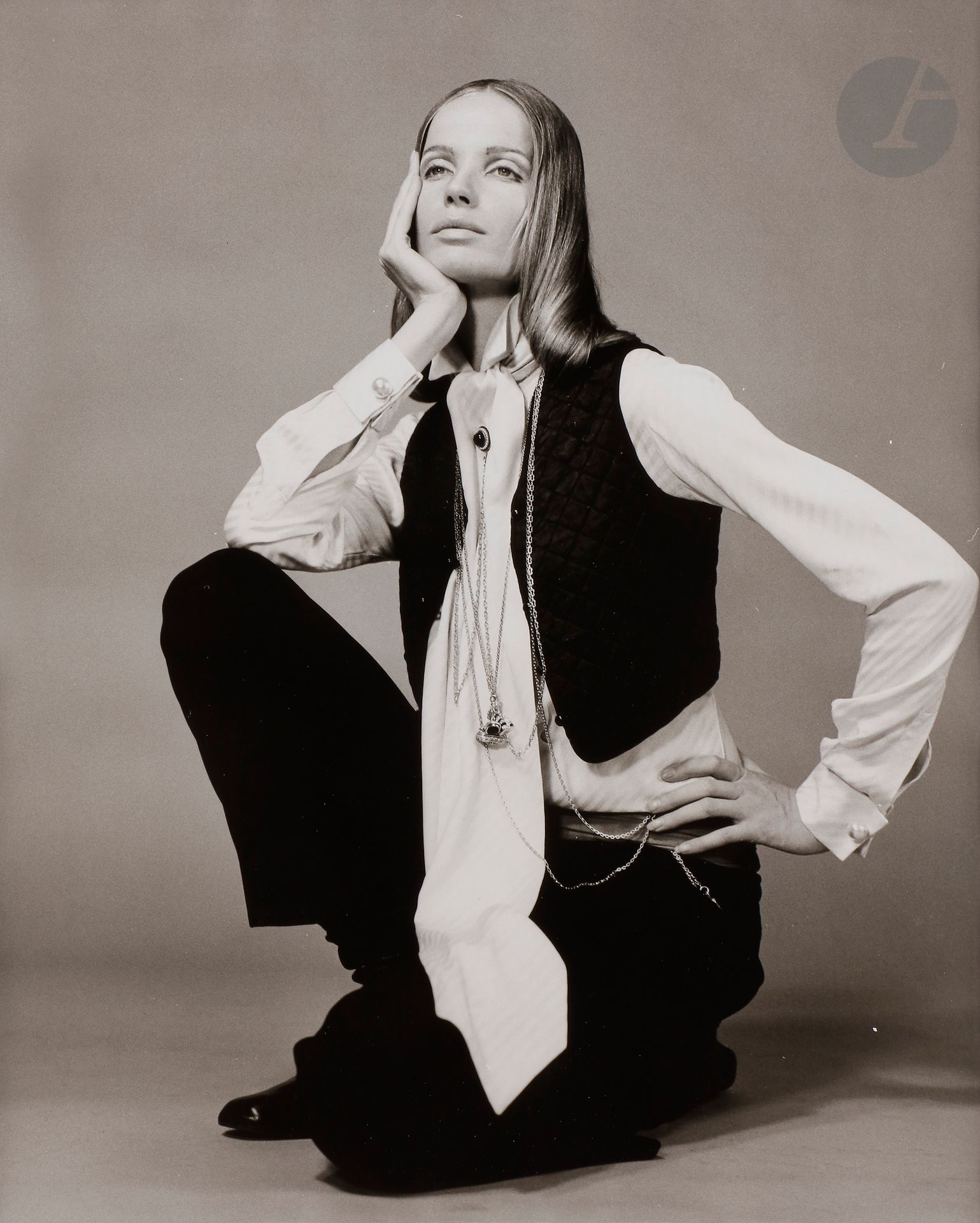 Franco Rubartelli (1937)
Veruschka, c. 1968. 
Portrait. 
Épreuve argentique (c. 1980). Tampon du photographe à l'encre rouge et signature au crayon par Veruschka au verso. 
43 x 35,5 cm 

Franco Rubartelli (1937)
Veruschka, c. 1968. 
Portrait. 
Gelatin silver print (c. 1980). Photographer's stamp in red ink and Veruschka's pencil signature on verso. 
43 x 35.5 cm