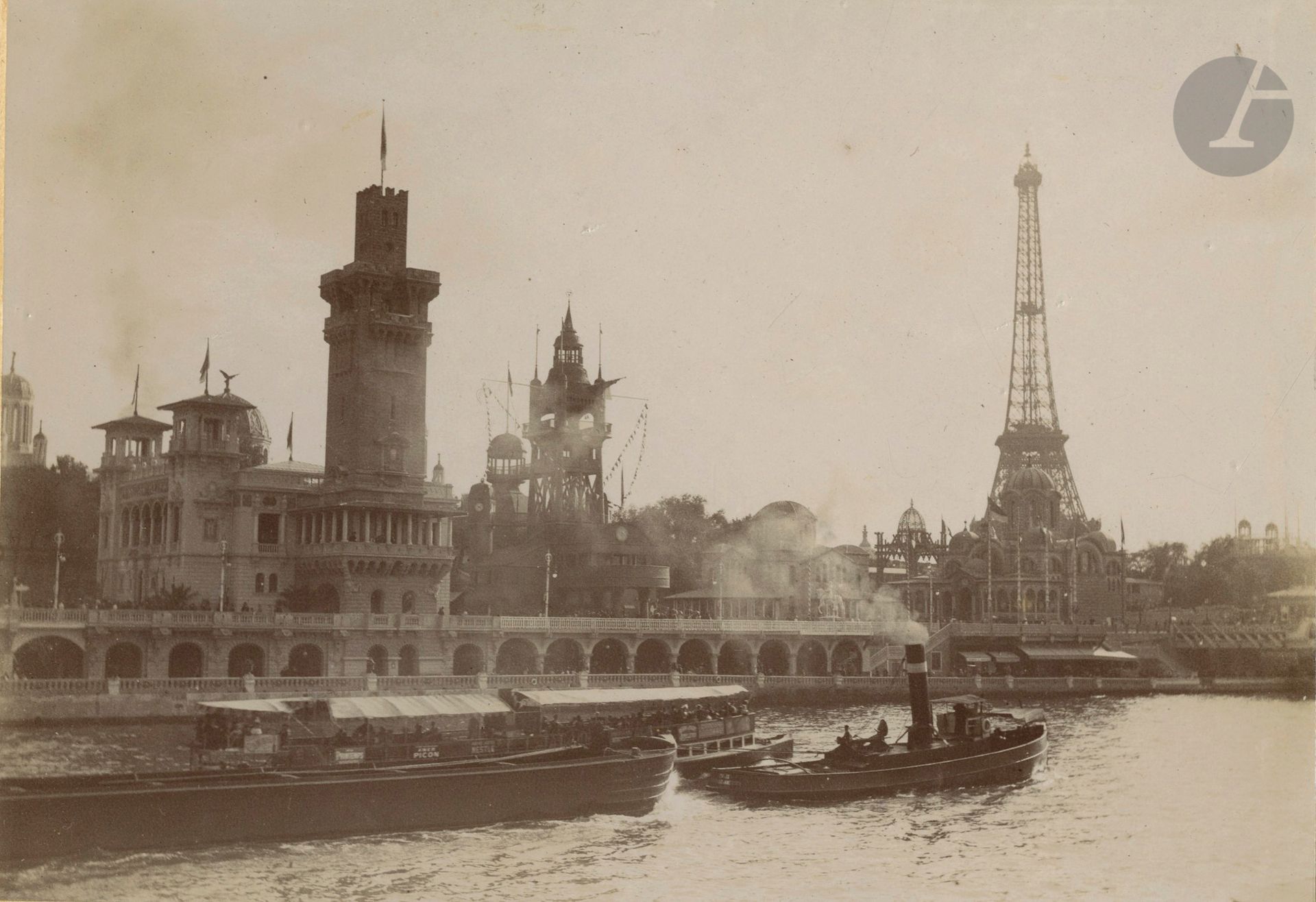 Photographe amateur 
Album de famille, 1897-1905. 
Exposition Universelle de 1900. Petit Palais. Pavillons turc et italien. Rue des Nations. Palais lumineux. Tour Eiffel. Trocadéro. Pavillons de l'Indochine et du Cambodge. Sannois. Château de la Reine Blanche à Chantilly. Bois de Valmondois. Boulogne-sur-Mer. Église d'Argenteuil. Char de la mi-carême à Saint Leu. Wimereux. Reims. Saint-Aubin-sur-Mer. Pontoise. Port Navalo. 
Album in-4 oblong, composé de 97 épreuves sur papier citrate, contrecollées sur cartons. Légendes et dates manuscrites sur les montages. 
Format moyen : 12 x 17 cm 

Amateur photographer 
Family album, 1897-1905. 
Universal Exhibition of 1900. Petit Palais. Turkish and Italian pavilions. Rue des Nations. Palais lumineux. Eiffel Tower. Trocadero. Indochina and Cambodia pavilions. Sannois. Castle of the Reine Blanche in Chantilly. Wood of Valmondois. Boulogne-sur-Mer. Church of Argenteuil. Saint Leu. Wimereux. Reims. Saint-Aubin-sur-Mer. Pontoise. Port Navalo. 
Album, 4to oblong, composed of 97 aristotypes, mounted on cardboard. Handwritten captions and dates on mounts. 
Average size: 12 x 17 cm