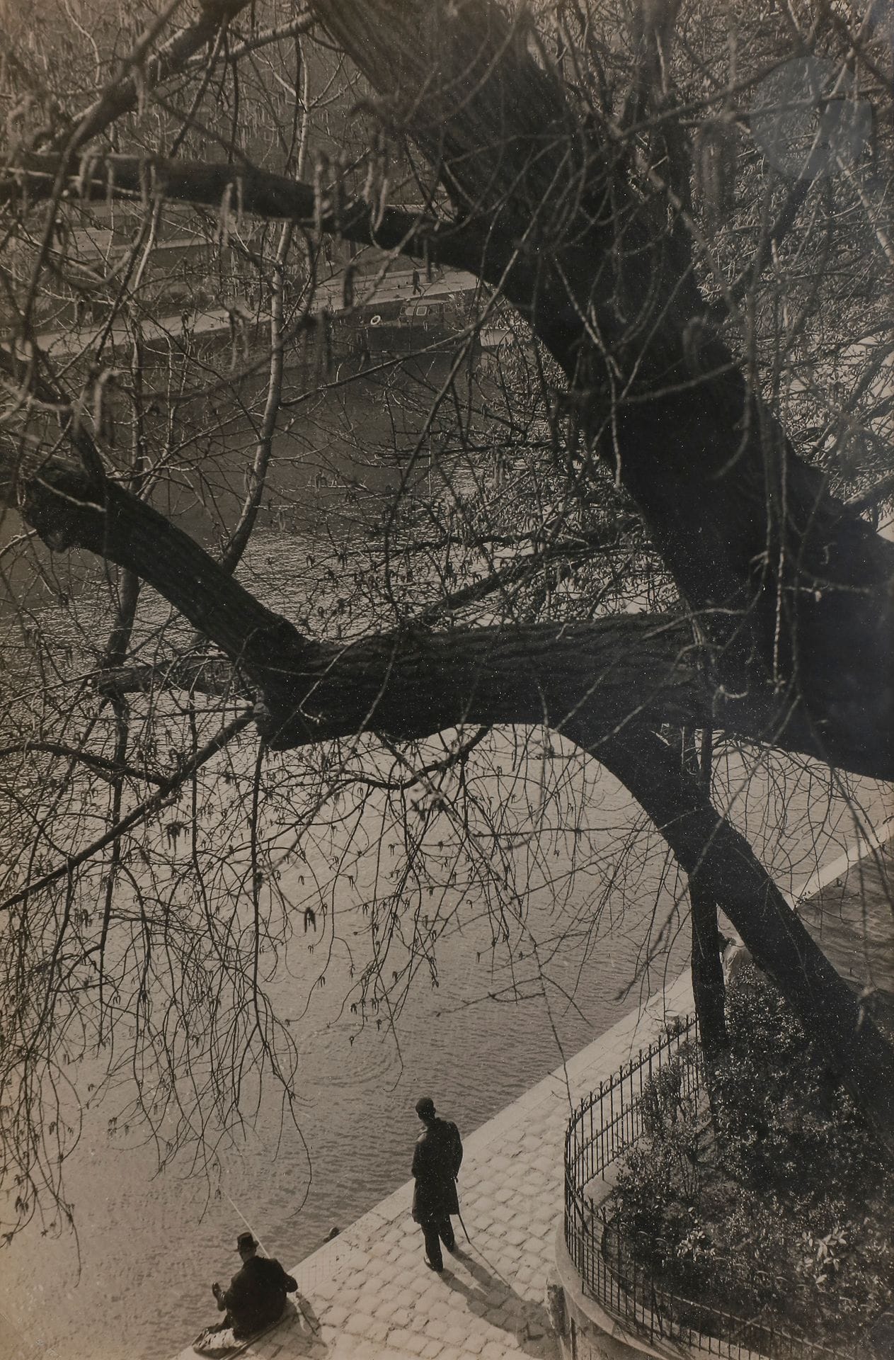 Laure Albin-Guillot (1879-1962)
Paris, quais de Seine, c. 1935. 
Épreuve argentique d'époque. Signature (partiellement effacée) de la photographe au crayon en bas à droite.
Image : 28 x 28 cm
Feuille : 38,5 x 29 cm - cadre 

Laure Albin-Guillot (1879-1962)
Paris, Quai de Seine, c. 1935. 
Vintage gelatin silver print. Photographer's signature (partially erased) in pencil in lower right corner.
Image: 28 x 28 cm
Sheet: 38.5 x 29 cm - Frame
