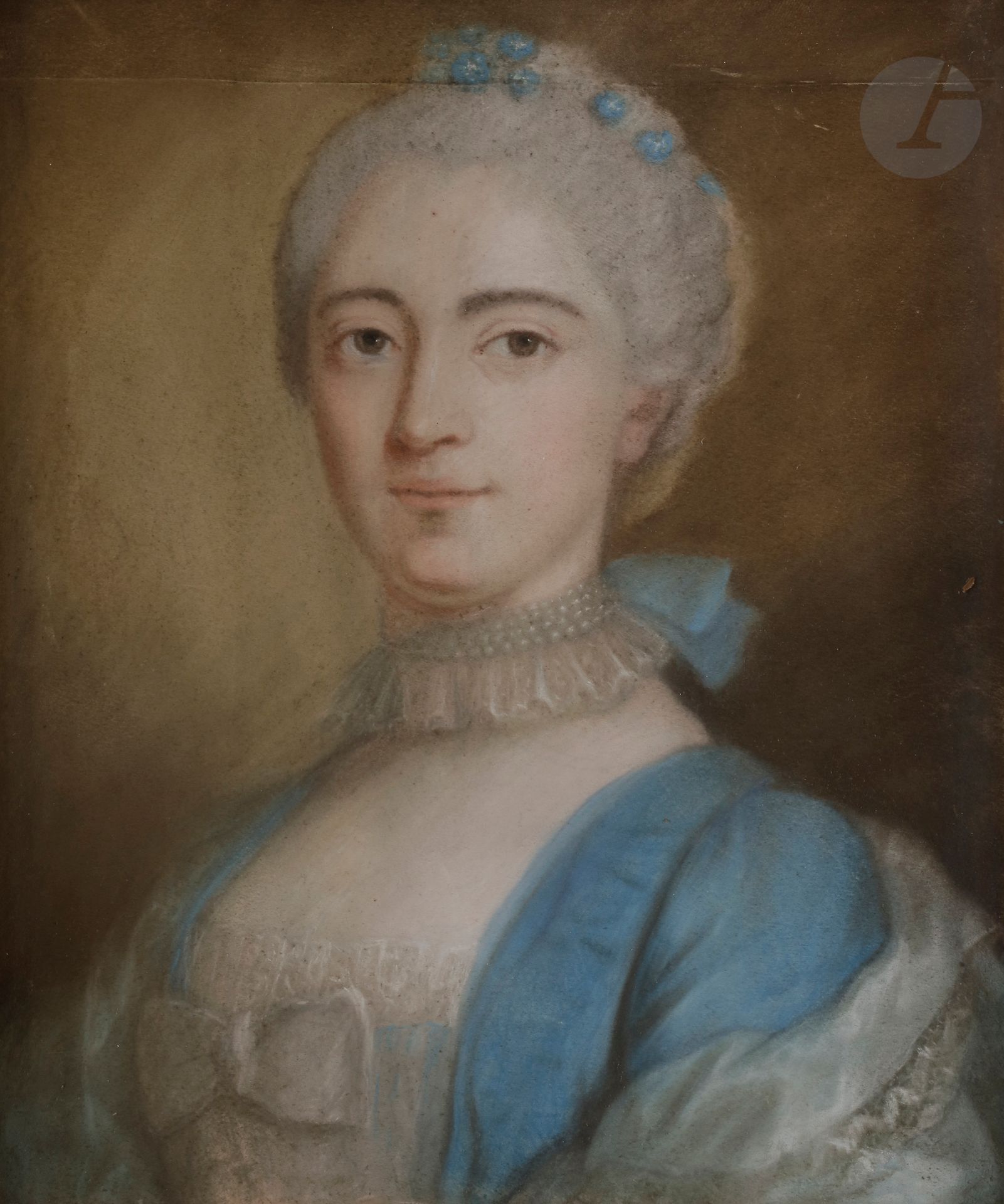 Charles-Alexis HUIN
(Nancy, 1732 - Paris, 1786)
Portrait présumé de Maurice de Pistoris, brigadier des armées du roi, aide de camp du Maréchal de Saxe
Pastel.
Signé et daté en bas : 17(65) ?
46,5 x 38,5 cm

En pendant, un portrait d’une autre main de son épouse née œsinger