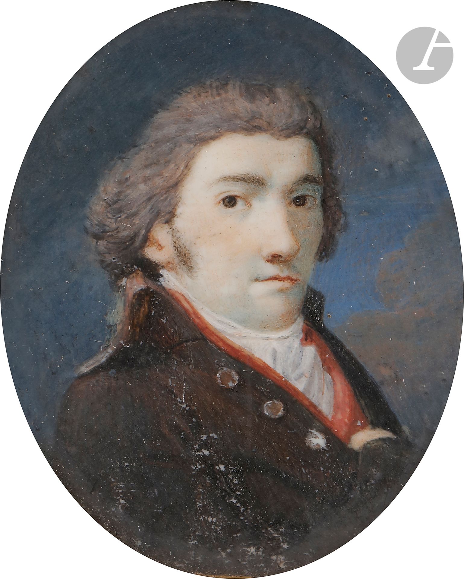 école française de la fin du XVIIIe siècle
Réunion de quatre miniatures sur ivoire :
- Homme de trois-quarts à gauche en costume vert, jabot, perruque poudrée, cerclage probablement or de bas titre, à vue 4 x 3,3 cm, cadre en velours rose à écoinçons de métal doré aux angles, rect 12 x 10,5 cm, poids total : 52 gr.

- et trois miniatures en médaillons de métal doré
Homme en costume marron à gilet rouge, 5 x 4 cm, 26 g;
Homme en costume bleu, 6 x 5 cm,  33 g (verre malade) ;
Homme âgé en costume marron bordé de bleu, 6 x 4,7 cm, poids 26 g