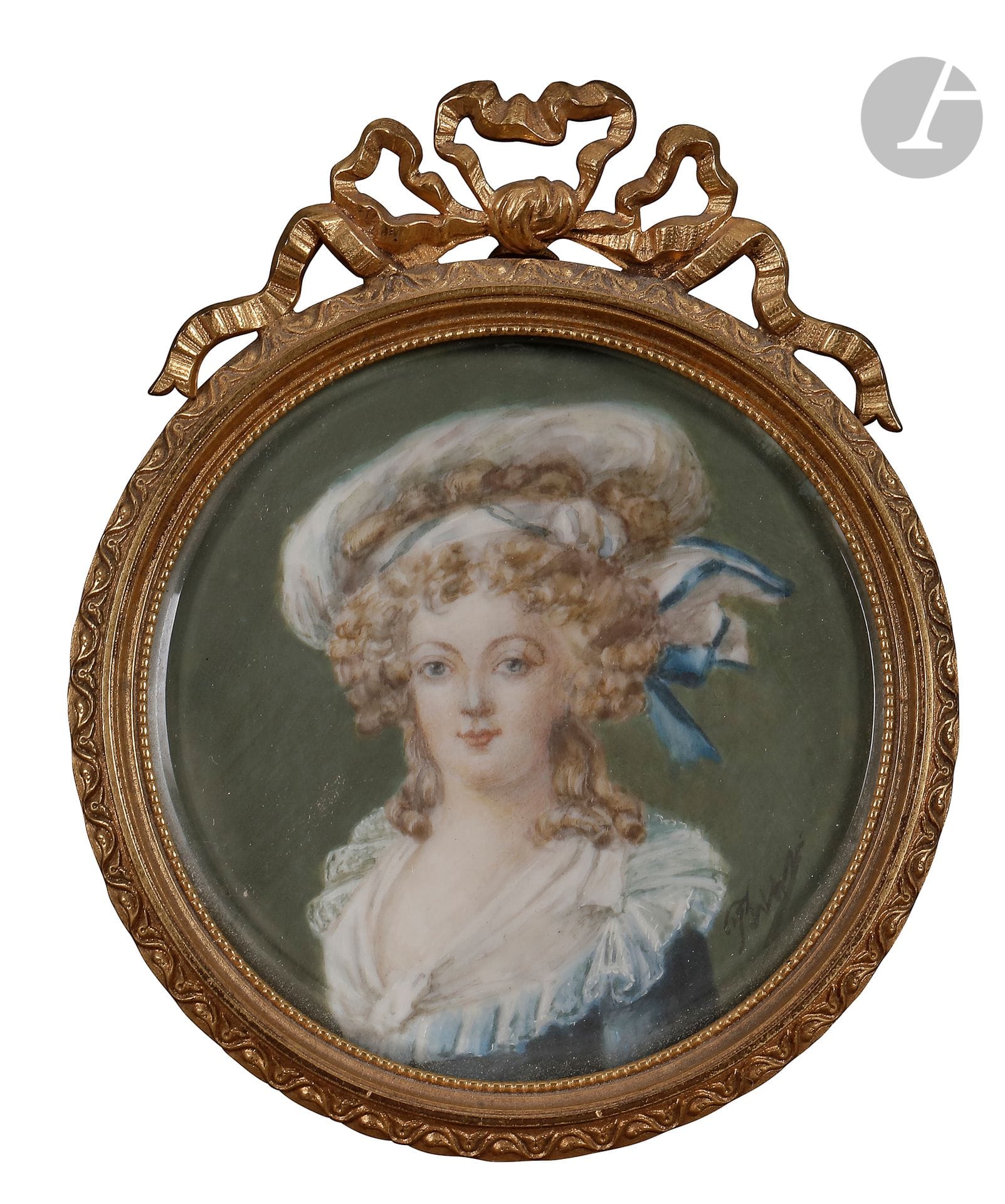 Queen Marie-AntoinetteMiniature
on ivory early 20th century, signature illegible on the right, sight diam. 5.7 cm, in an easel frame surmounted by a ribbon knot in the Louis XVI style.
Total height 8.7 cm, total weight 37 g to

compare with engravings with variants, including one in Scottish dress which was sold at Mr Ternisien d'Haudricourt (BnF



).