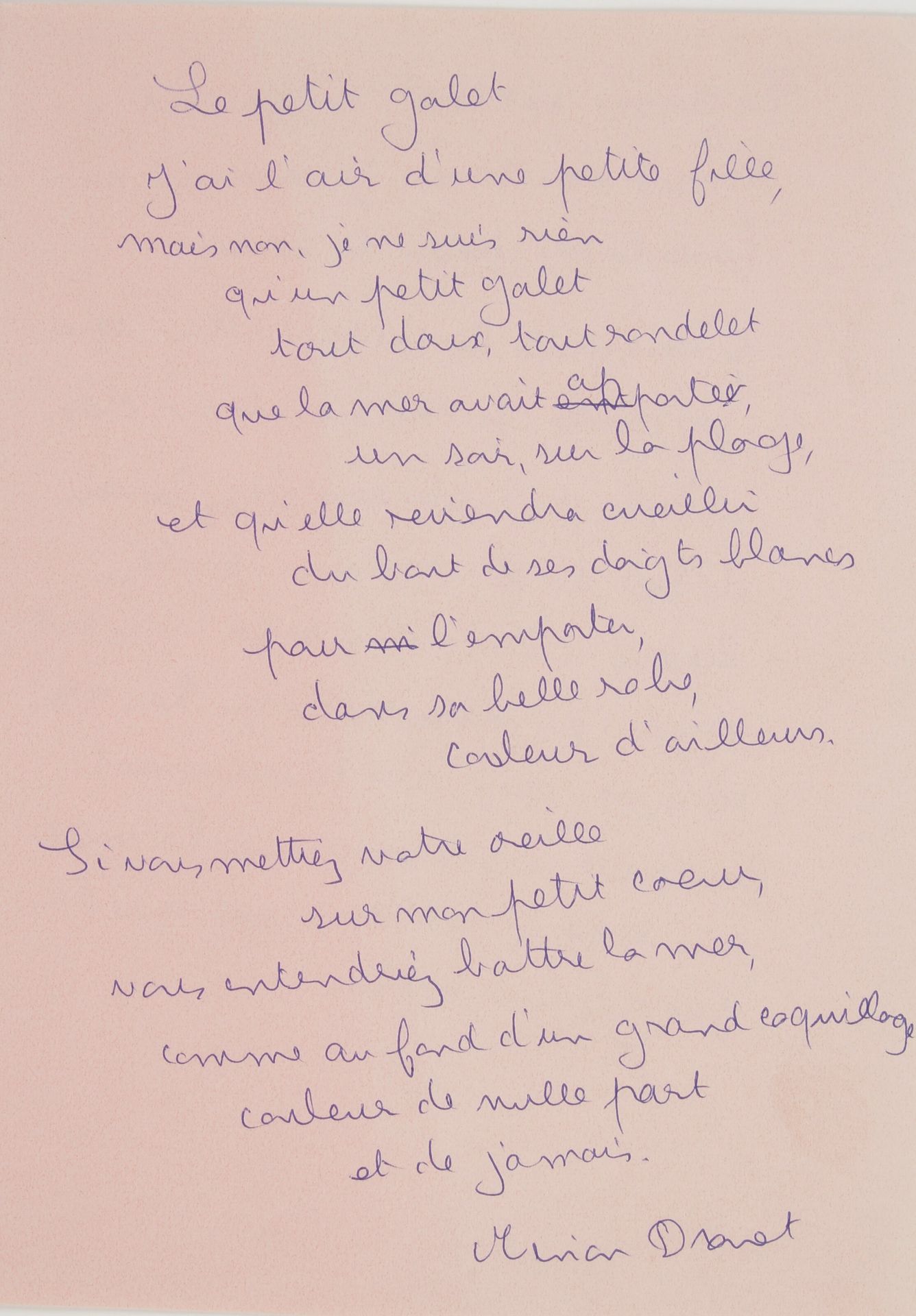 Marie-Noëlle dite Minou DROUET (née en 1947). L.A.S., 6 novembre 1957, [à l’éditeur Albert Mermoud], et poème autographe signé, Le petit galet ; 1 page et demie et 2 pages in-8.

 Lettre et poème de la jeune poétesse prodige, âgée de dix ans. Elle envoie des poèmes qui peuvent s’adapter aux photos de Louis Andrieux : « lui comme moi, ne désirons pas que texte et image collent trop étroitement […] Vous me feriez plaisir en me disant si mes poèmes vous plaisent. C’est drôle, j’ai toujours une telle angoisse de décevoir. En couverture on pourrait mettre une photo de moi que Louis vient de faire. Je n’y suis ni belle ni laide – j’y suis moi, avec ce que ça comporte d’angoisse et de rêve et de lointain, – de détaché, d’en marche vers autre chose »…– Le petit galet, sur un feuillet rose, est composé de 17 vers libres : « J’ai l’air d’une petite fille, / mais non, je ne suis rien / qu’un petit galet / tout doux, tout rondelet »… Au verso, Minou Drouet explique au crayon qu’il s’agit du premier poème qu’elle ait écrit, à l’âge de sept ans, et qu’elle aimerait le voir figurer sur la première page du livre en préparation. Elle ajoute qu’elle voudrait écrire elle-même les quelques lignes la concernant : « Qui peut mieux exprimer la vérité sur le cœur de l’escargot, que l’escargot lui-même ? ».