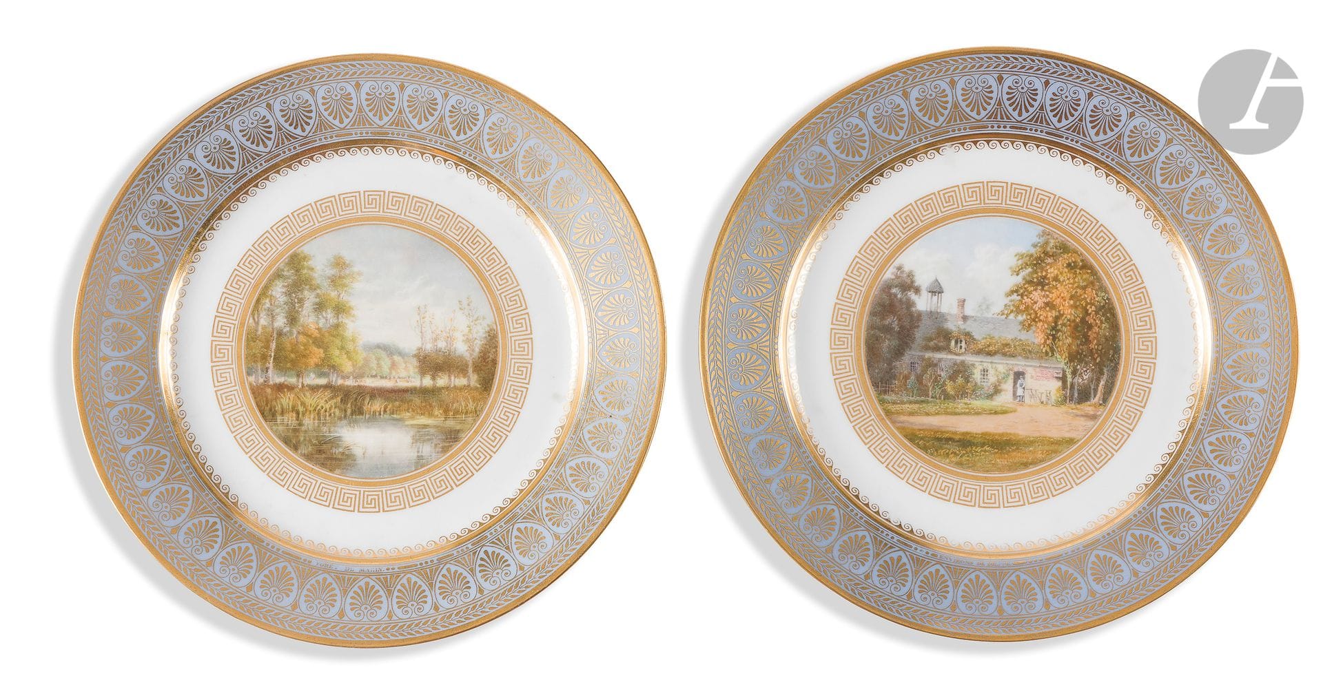 Sèvres
Deux assiettes en porcelaine du service des Petites vues de France à décor polychrome sur l’une d’une vue des environs de Dieppe, et sur l’autre d’une vue de la forêt de Marly dans un médaillon cerné d’une frise de grecs en or, l’aile décorée en or de palmettes, frise de feuillage et frise de postes sur fond bleu agate.
Marquées en rouge : « aigle impérial, S52 ».
Époque Napoléon III.
D : 24 cm
Quelques usures d’or.