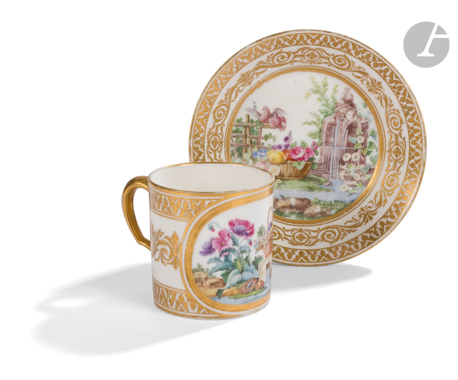 Sèvres
Gobelet litron et sa soucoupe en porcelaine tendre de la première grandeur à décor polychrome de corbeilles de fleurs et fruits dans des parcs avec fontaine et volatiles contenues dans des réserves cernées de rinceaux feuillagés, rosaces, et galons de feuilles d’acanthe en or.
Marqués : « LL » entrelacés, lettre-date « DD pour 1781 », marque du peintre Bouillat et marque du doreur Le Guay.
XVIIIe siècle, 1781.
H : 7,5 cm et D : 15,5 cm
Quelques usures d’or.