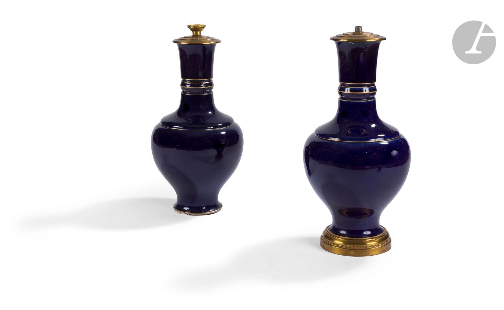Sèvres
Paire de vases de forme balustre en porcelaine à fond bleu à décor de filets or.
Marqués : « RF doré à Sèvres 78 ».
H : 28 cm
Montés en lampe, éclat à un pied sur l’un et au col sur l’autre.