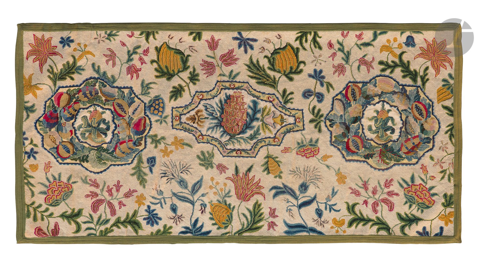 Fragment de tapisserie au point de la fin du XVIIe siècle à décor de trois médaillons où sont inscrits des fleurs et des ananas sur un fond ivoire à guirlande de fleurs.
176 x 89 cm
(Restaurations, dans le fond en particulier). .