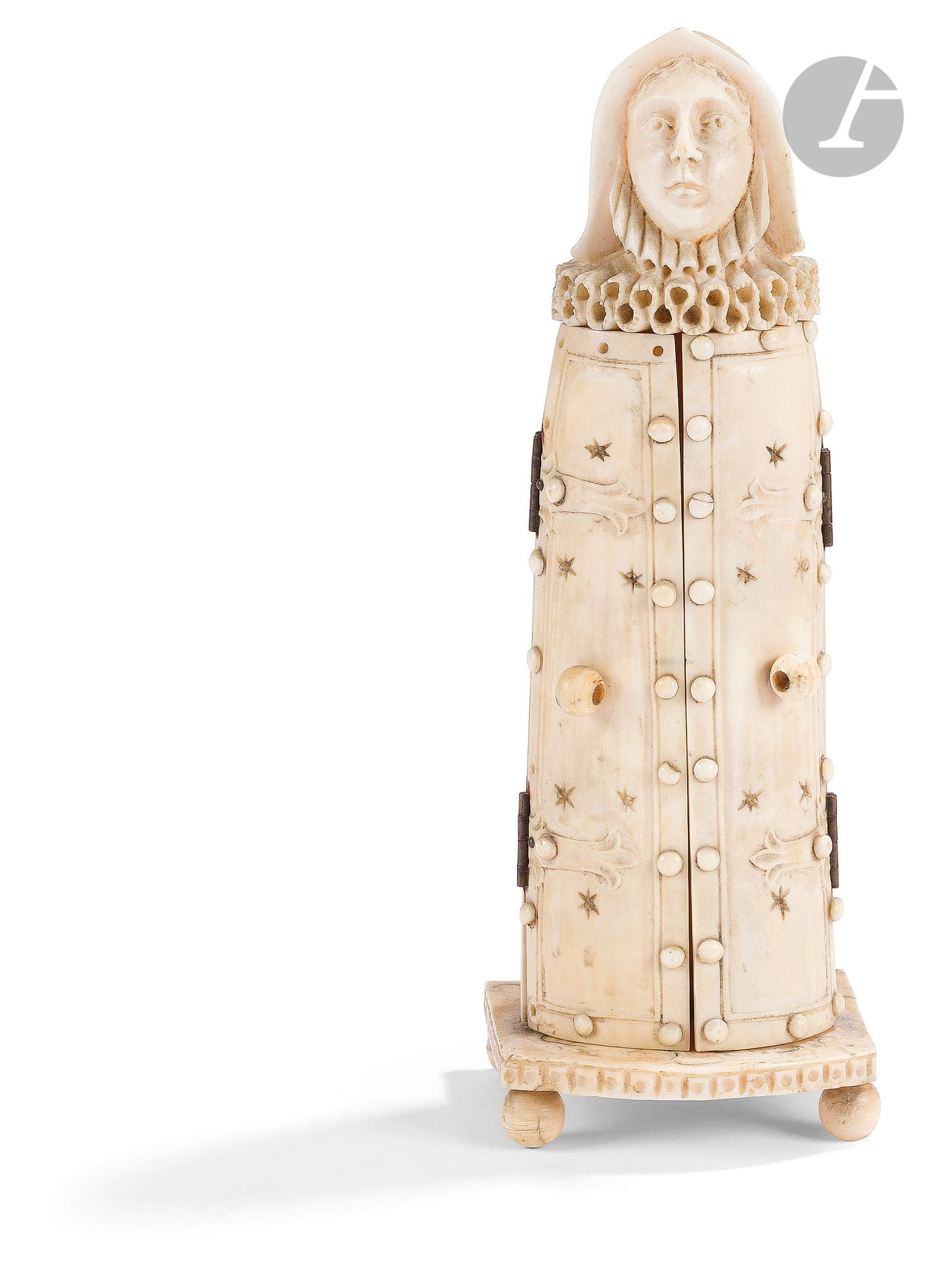 Statuette ouvrante en ivoire sculpté figurant une femme, le cou entouré d’une fraise, au corps enfermé dans une armoire ; les vantaux s’ouvrent sur un personnage féminin nu, vraisemblablement ève.
XIXe siècle.
H : 17,5 cm, L : 6 cm, L ouvert : 11 cm
H : ève : 10 cm
(Petits accidents, pied d’Eve à recoller).