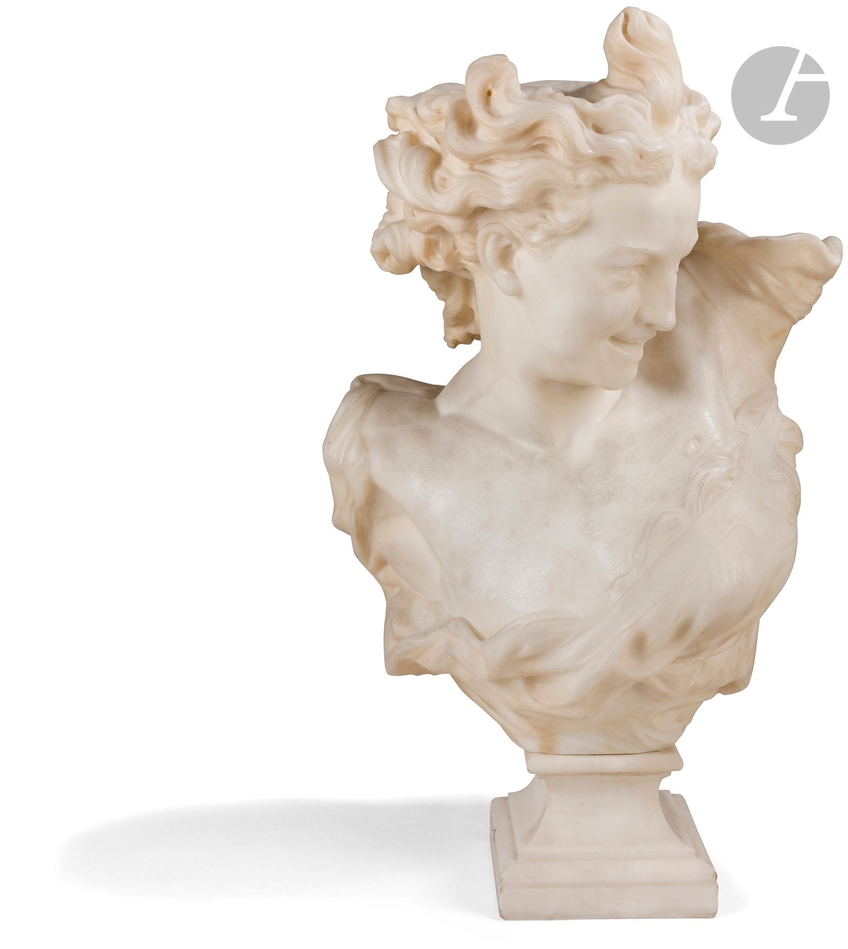 École française vers 1900, d’après Jean-Baptiste Carpeaux (1827-1875)
Buste du Génie de la Danse
Marbre blanc
Porte une signature « JB Carpeaux » à l’arrière
H : 68 cm sur un piédouche en marbre blanc
Usures à l’épiderme et petit éclat dans le décolleté
 Œuvre en rapport : 
Jean-Baptiste Carpeaux, Le Génie de la Danse, 1873, buste en terre cuite, H. 60 x L. 38 x P. 36,5 cm, Valenciennes, Musée des Beaux-Arts, inv. S.89.67.

Littérature en rapport :
Michel Poletti et Alain Richarme, Jean-Baptiste Carpeaux, sculpteur. Catalogue raisonné de l’œuvre édité, Les Expressions contemporaines, 2003, modèle répertorié sous le n° BU8, p. 109

L’édition en marbre de ce buste du Génie de la Danse est réalisée après la vente Carpeaux de 1894 au cours de laquelle le droit de reproduction en marbre et bronze du modèle est cédé. Les exemplaires exécutés à partir de cette date sont de diverses dimensions et ne présentent pas de marque d’éditeur.