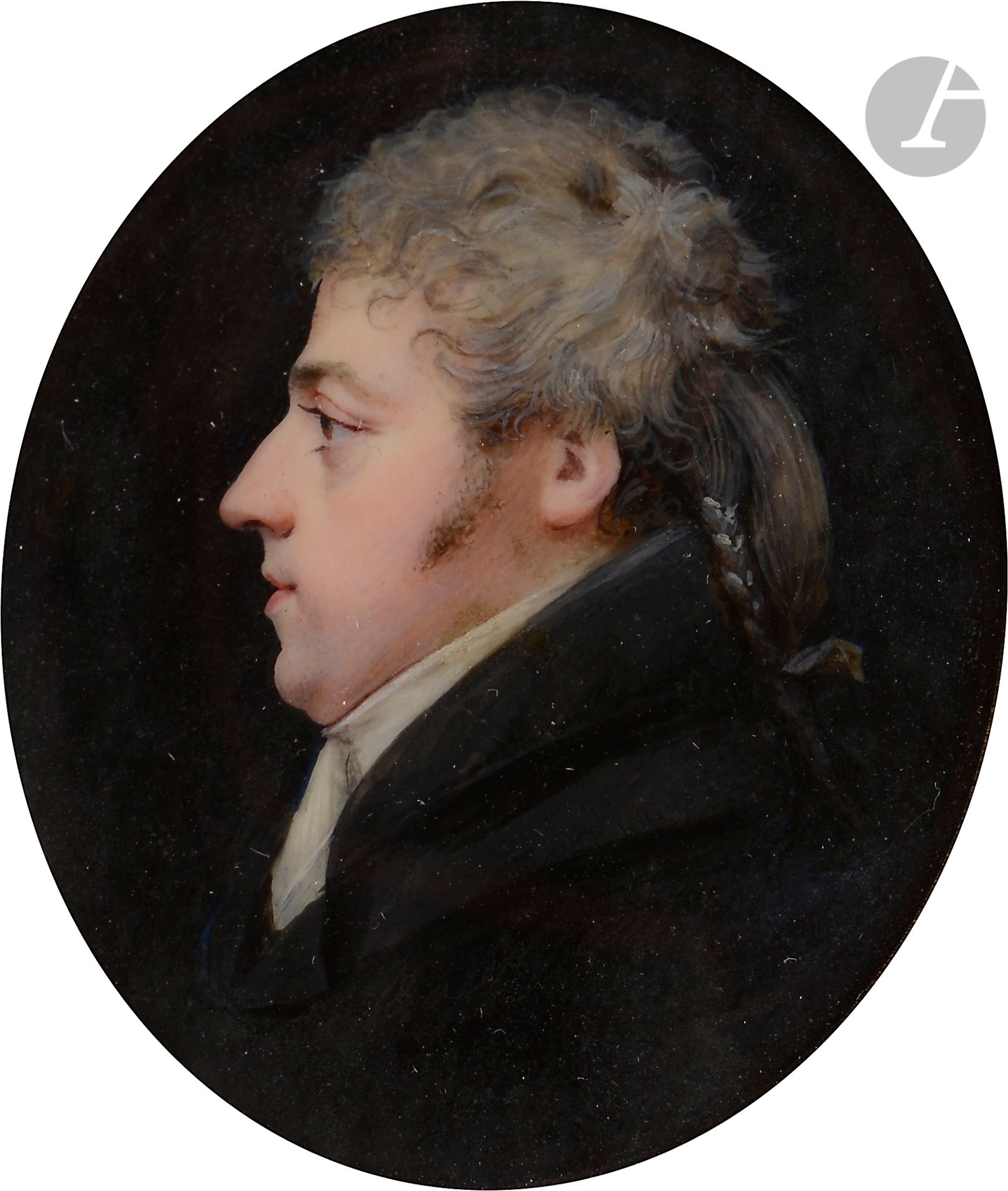 Charles BOURGEOIS
(Amiens, 1759 - Paris, 1832)
Portrait d’homme en buste profil à gauche, cheveux au naturel, tressés et noués à l’arrière, miniature signée sous le buste : C. Bourgeois, gouache et aquarelle sur ivoire, époque Directoire, sur une boîte en loupe montée en or et à fermoir orné de trois brillants, rectangulaire à pans coupés (petit accident à la boîte).
Boîte : 3,5 x 9,4 x 6,9 cm ; miniature 5,4 x 4,5 cm
Poids total : 148 g.

Provenance : 
Collection Félix Doistau