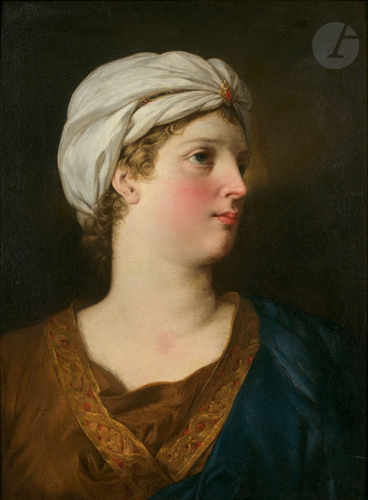 Attribué à Pierre SUBLEYRAS (1699-1749)
Tête de femme enturbannée
Toile
66,5 x 50,5 cm
 Provenance :
Vente anonyme, Londres, Christie’s, Manson & Woods, 26 novembre 1900, n° 115 (Lemoine, Head of a Lady, with turban). Nous connaissons d’autres versions du tableau. Une version est conservée au musée Georges Garret de Vesoul et une autre au musée des Beaux-Arts de Varsovie. Nous savons qu’au XVIIIe siècle, La Live de Jully et Natoire en possédaient un exemplaire (vente La Live de Jully, Paris, 5 mars 1770, n° 83 : « Un buste de femme, vue de face, la tête de profil » et vente Natoire, Paris, 14 décembre 1778, n° 23 « Un buste de femme, vue presque de profil & coiffée d’un turban; ce morceau bien peint & du coloris le plus vrai, est une répétition de celui qui a été vendu chez M. De la Live »).