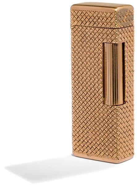 CORKER. Gas lighter in yellow gold 750 0/00. Braided decoration. Numbered: 65479. H : 6.5 cm. Pb : 98.24 g.