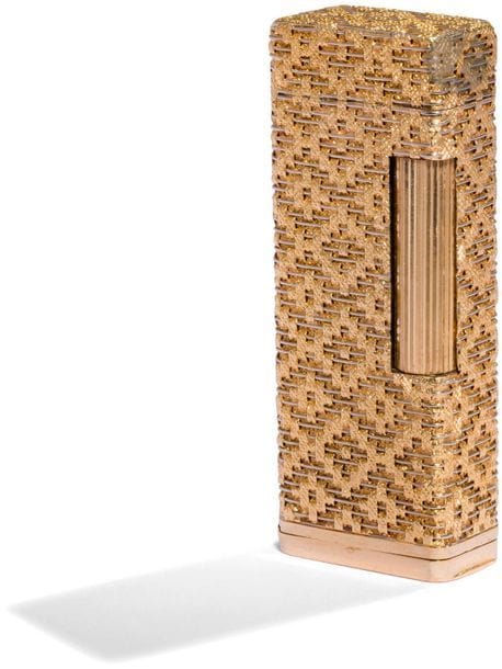DUNHILL. Gas lighter in yellow gold 750 0/00. Woven decoration with diamond patterns. H : 6.6 cm. Pb : 103.7 g