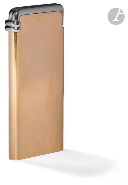 CHAUMET Paris. Flat gas lighter in yellow gold 750 0/00 and double fluted white gold cover. Plain decoration. Numbered :2360/9. H : 7.1 cm. Db : 73.69 cm