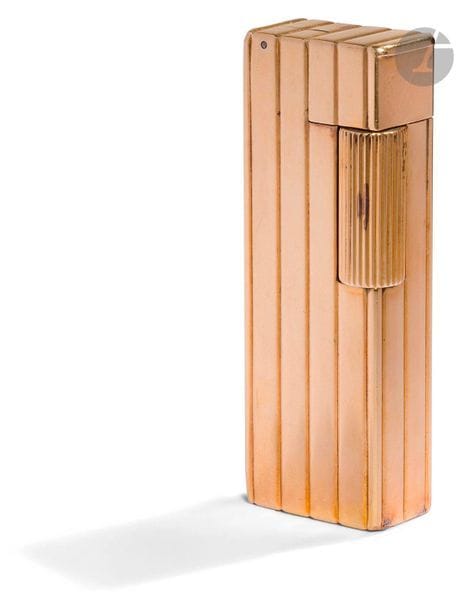CARTIER Paris. Briquet à essence en or jaune 750 0/00. Décor de bandes verticales. H : 6.3 cm. Pb : 58.49 g