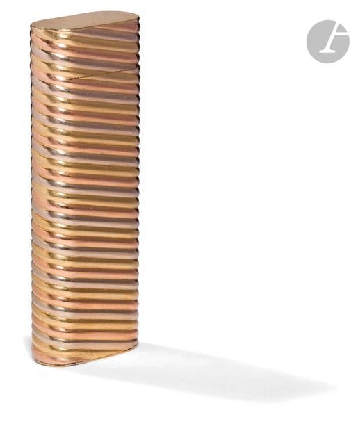 CARTIER Paris. Gas lighter with 3 gold shell 750 0/00. Spiral decoration. Numbered: 72 611. H: 7 cm. Pb : 96.76 g