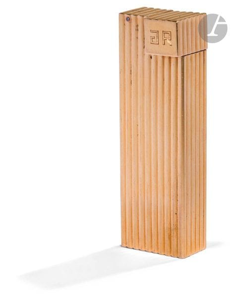 CARTIER Paris. Briquet à essence en or jaune 750 0/00. Décor de cannelures verticales. Numéroté : 011036. H : 6.1 cm. Pb : 49.25 g. Monogrammé GR.