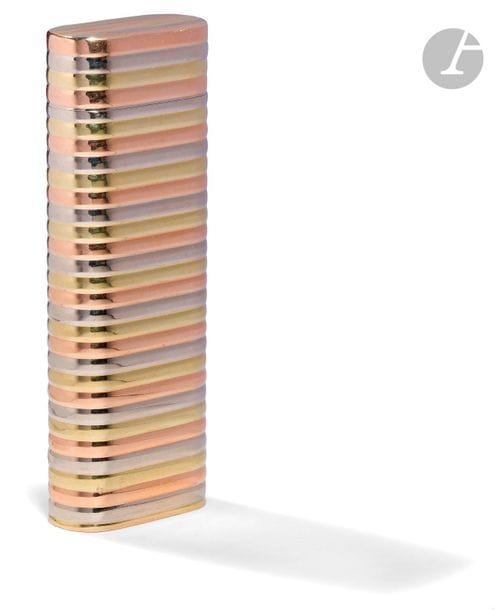 CARTIER Paris. Briquet à gaz coque 3 ors 750 0/00. Décor de cannelures horizontales. Numéroté : 83797D. H : 7.2 cm. Pb : 91.82 g