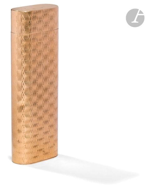 CARTIER Paris. Gas lighter with yellow gold shell 750 0/00. Engine-turned decoration of wavelets. Numbered :(illegible). H : 7 cm. Pb : 81.24 g. Monogrammed RT.