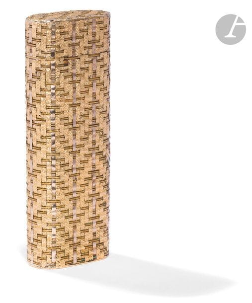 CARTIER Paris. Gas lighter with 750 0/00 gold and metal shell. Braided decoration. Numbered : E3515. H : 7 cm. Weight : 92 g.