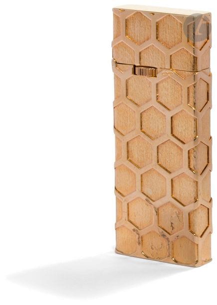 Gas lighter in yellow gold 750/00. Honeycomb decoration. H: 5.9 cm. Pb : 41.76 g