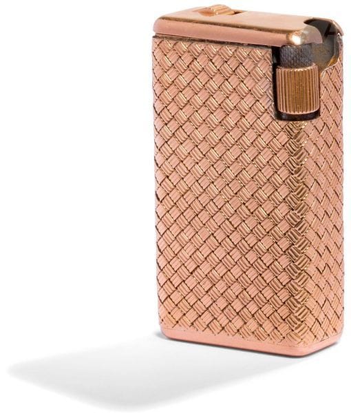 FLAMINAIRE QUERCIA. Briquet à gaz en or jaune 750 0/00. Décor tressé. H : 6 cm. Pb : 88.91 g.