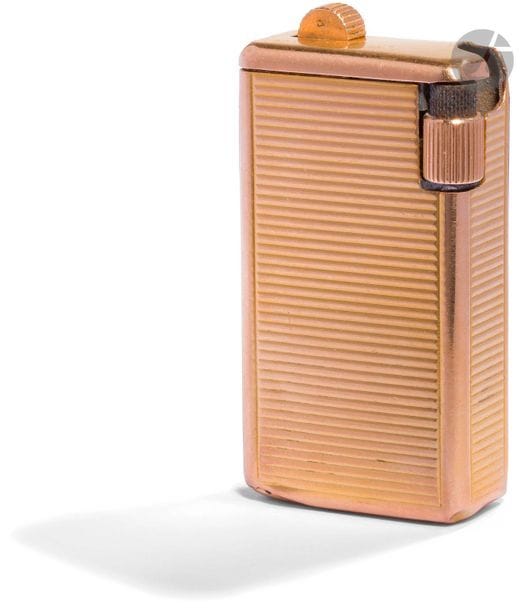 FLAMINAIRE QUERCIA. Briquet à gaz en or 750 0/00. Décor de cannelures horizontales. H : 6.2 cm. Pb : 90.72 g. Chocs.