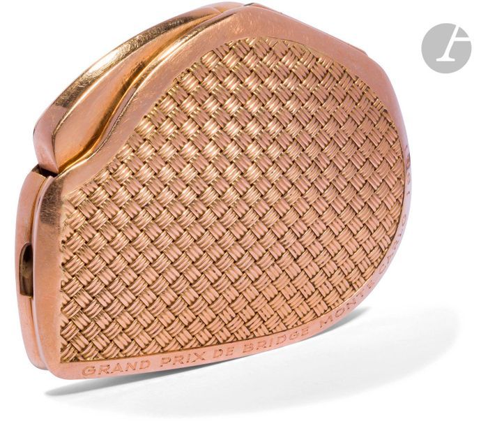 FLAMINARY. Gas lighter roller in yellow gold 750 0/00. Braided decoration. Marked on the edge: "Grand prix de Bridge Monte Carlo 1961". H: 5.2 cm. Pb : 72.70 g