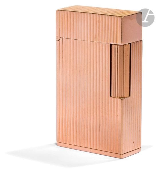 ST DUPONT Paris. Adjustable (BR) gas lighter in yellow gold 750 0/00. Decorated with vertical flutes. Numbered : B1990. H : 6 cm. Pb : 117.57 g.