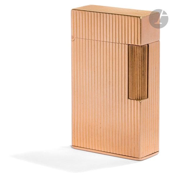 ST DUPONT Paris. Adjustable (BR) gas lighter in yellow gold 750 0/00. Decorated with vertical flutes. H : 6 cm. Pb : 125.24 g