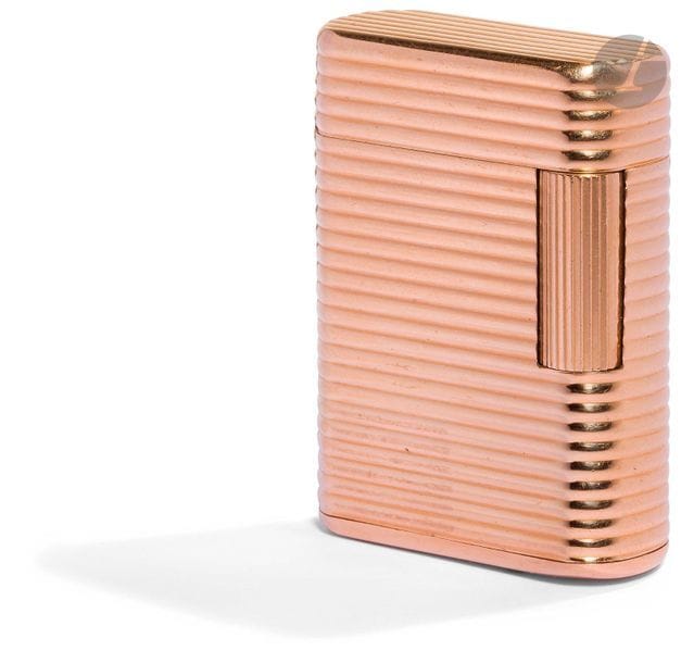 ST DUPONT Paris. Briquet à gaz standard (BS) en or jaune 750 0/00. Décor de cannelures horizontales. Numéroté : 899. H : 4.6 cm. Pb : 94.4 g