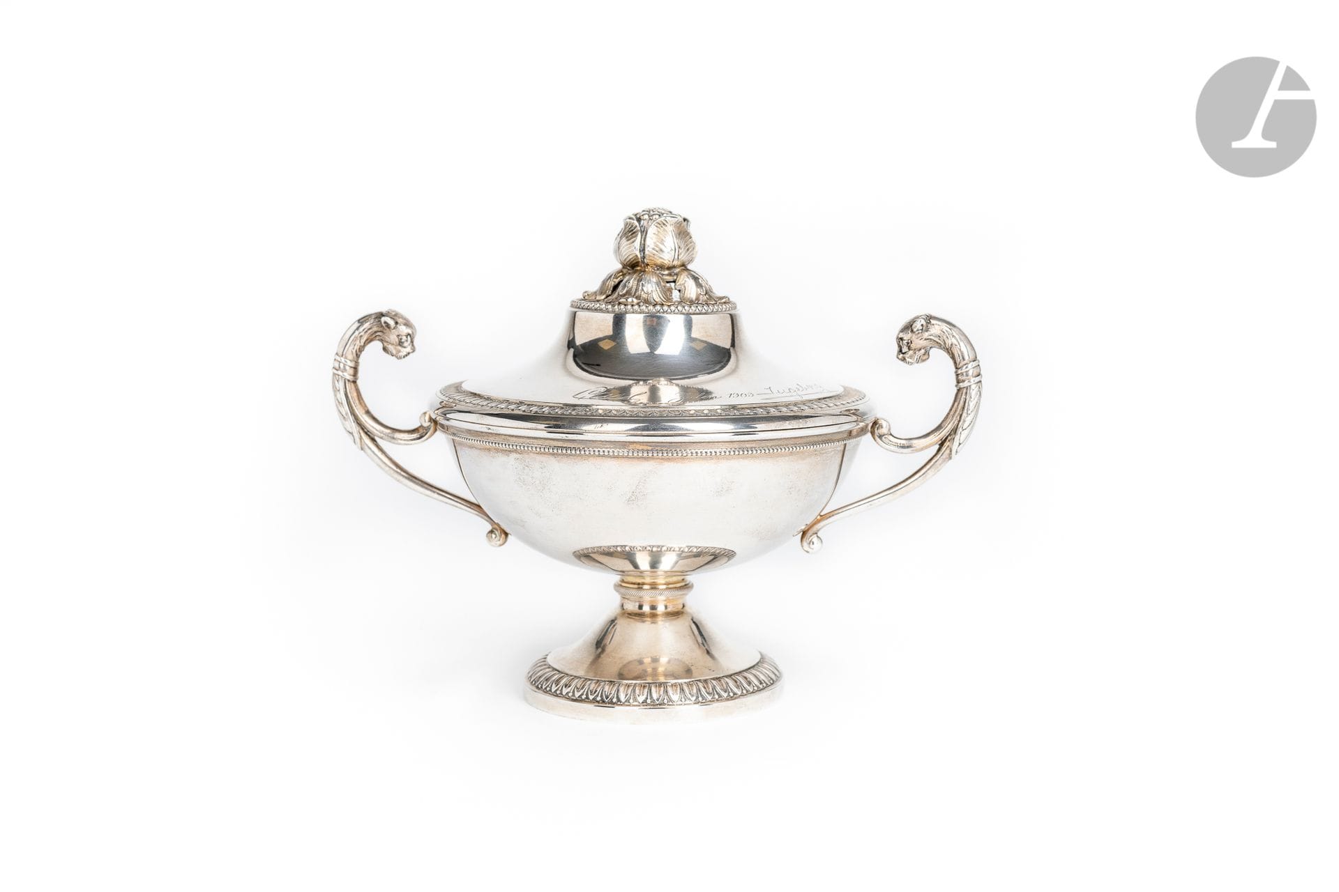 Souvenir de la famille royale suédoise et danoise
Coupe en argent sur piédouche à deux anses en têtes de lions. Intérieur en vermeil.
Couvercle à prise feuillagée, bordé d’une frise de feuilles d’eau et gravée « CARL INGEBORG - JULEN 1903 ».
Pied décoré en suite de frises de feuilles d’eau.
Poinçons d’argent suédois et de la Maison HAELBERG à Stockholm (1903).
Hauteur : 15cm - Largeur : 20 cm - Poids net : 132 g
B.E.

 Ingeborg de Danemark, princesse de Danemark puis de Suède-Norvège, duchesse consort de Västergötlandest (Copenhague le 2 août 1878 - Stockholm le 12 mars 1958) : elle est la fille du roi Frédéric VIII de Danemark et de la reine Lovisa de Suède. Elle épouse le 27 août 1897 le prince Carl de Suède (1861-1951).