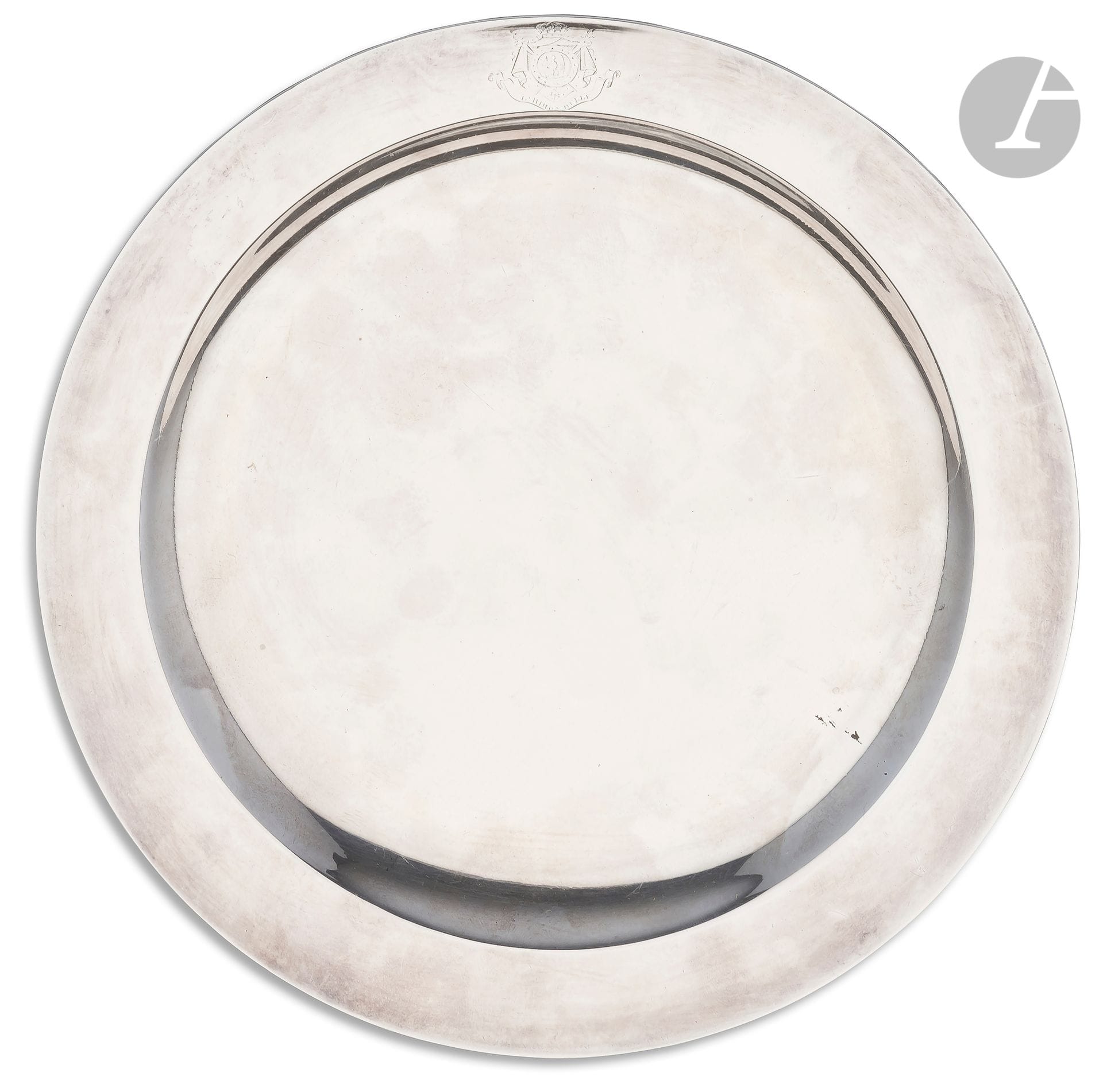 Petite assiette du yacht impérial « L’HIRONDELLE »
En métal argenté. Gravée sur l’aile des grandes armes impériales avec banderole « L’HIRONDELLE ». Poinçons de la Maison Christofle.
Diamètre : 21 cm
A.B.E. (Usures de la gravure des armes).
Époque Second Empire.