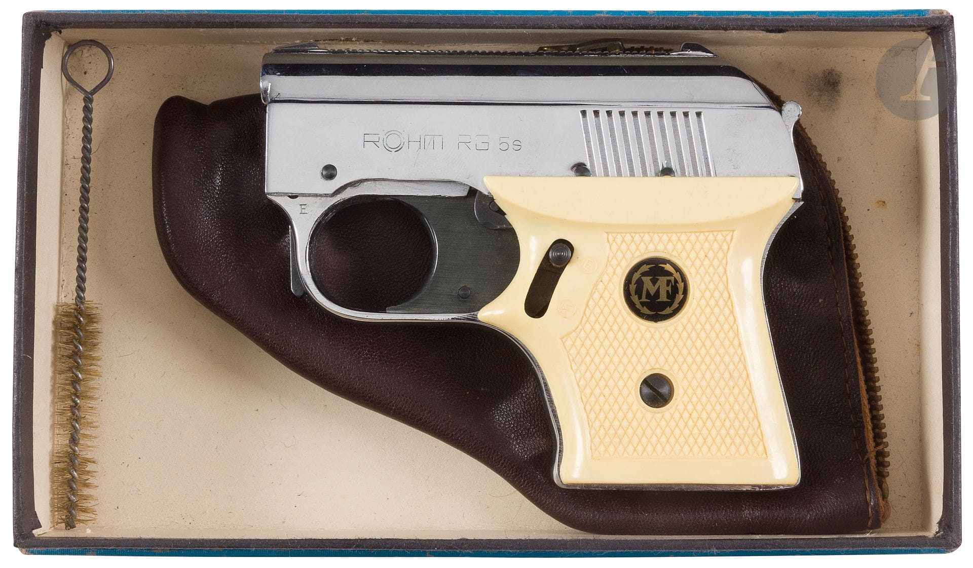 ROHM RG5 Alarm Gun
IVORY style pellets with "MF" pellet (one missing)
Nickel-plated and bronzed finish. With case and box.
B.E.


