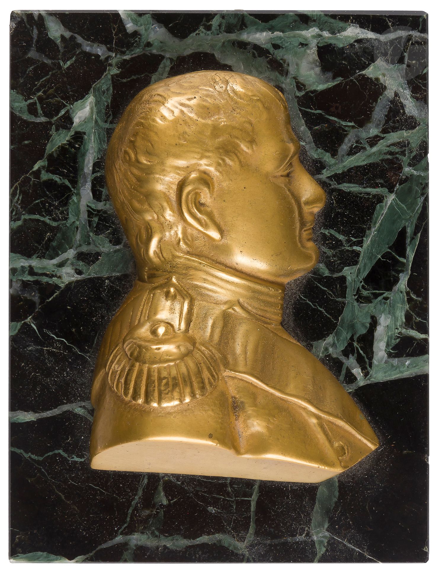 Green marble paperweight, decorated with a gilded brass motif in half round hump representing Emperor Napoleon I in profile.
5 x 10 x 7 cmB.
E.

